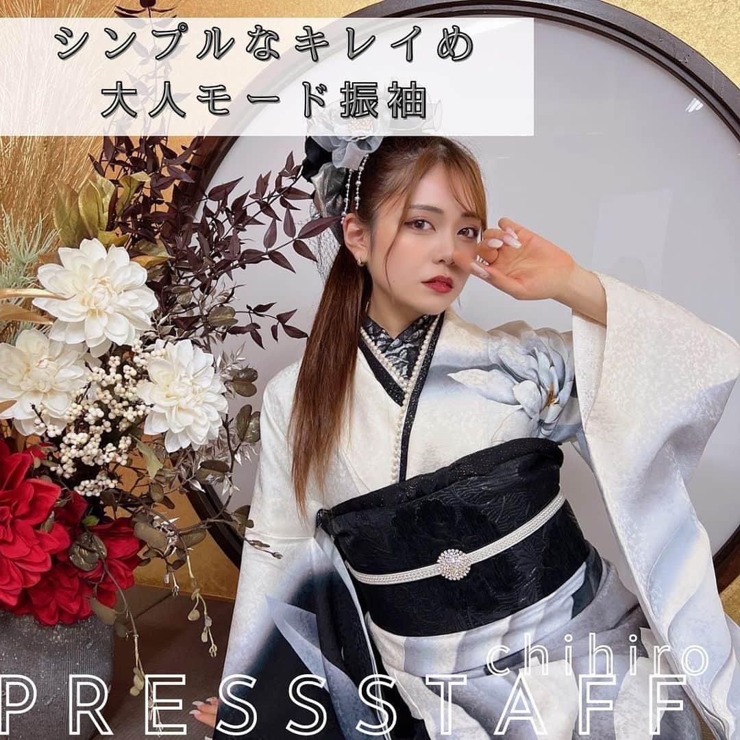 TAKAZENさんのインスタグラム写真 - (TAKAZENInstagram)「PRESSSTAFFチヒロが着こなす シンプルなキレイめ 大人モード振袖のご紹介です🖤❕  キレイめデザインで ギラギラ派手すぎない モードコーディネートの完成🪄🌙  撮影中動画もチェックしてね☑️  ご来店のご予約DMからでも🆗です！  ・－・－・－・－・－・－・－・－・－・ TAKAZEN梅田本店 ☎︎ 0120-399-711  #takazen#タカゼン #furisodedoll #フリソデドール #成人式#卒業式 #振袖#袴 #前撮り#成人式前撮り #袴前撮り #ヘアアレンジ#ヘアメイク #ヘアセット #振袖レンタル断トツNO1 #成人式振袖断トツNO1 #振袖レンタル大阪 #大阪振袖レンタル #振袖レンタル #成人式ヘア #振袖ヘア #振袖ヘアアレンジ #振袖髪型 #振袖コーデ #ハタチ #卒業式ヘア  #大阪梅田振袖 #梅田振袖 #派手振袖」8月2日 0時08分 - takazen_umeda