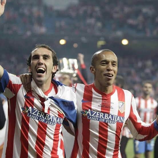 ミランダのインスタグラム：「Cuántas historias nos ha tocado escribir juntos, @diegogodin ! Que ahora puedas mirar atrás y disfrutar orgulloso de todo lo que hiciste en su gran carrera. Felicitaciones y gracias por tanto, amigo! 🔴⚪🇧🇷🇺🇾  Quantas histórias nós pudemos escrever juntos, Diego! Que agora você possa olhar para trás e desfrutar com orgulho de tudo o que fez na sua brilhante carreira. Parabéns e obrigado por tudo, amigo!」