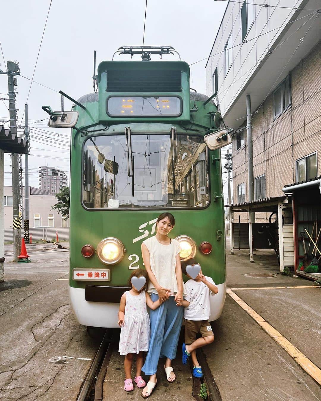 Remiさんのインスタグラム写真 - (RemiInstagram)「enjoyed unique evening in Sapporo🚃🍜🎡 北海道子連れ旅、大自然を満喫した後は、札幌の繁華街、すすきのへ！🚗 OMO3 札幌すすきの @omo_hotels で街のディープな魅力を大満喫しました🫶🏽  ✔︎路面電車を貸し切って札幌生まれのクラフトビールやおつまみを楽しむ贅沢体験！🚃🍻「札幌ビア市電」(〜8/31)  ✔︎ラーメン名店が集まった「元祖さっぽろラーメン横丁」でハーフラーメンを食べ比べができるラーメンはしごプラン🍜🏮  ✔︎ホテルのエントランスには食の魅力が詰まったすすきのをイメージした看板がずらり🍛🍣  ✔︎すすきのの中心にあるホテルのお部屋からは観覧車やテレビ塔の夜景を🎡🌙  ----------------- 📍北海道札幌すすきの 🏨 #omo3札幌すすきの  #星野リゾート @omo_hotels  @hoshinoresorts.official  🗓2023.7 -----------------  #北海道 #札幌 #すすきの #札幌すすきの #札幌市電 #星野リゾート  #hokkaido #susukino #omo #omo3sapporosusukino #visitjapan #lovetabi #lovetabimama」8月2日 0時18分 - remi_912