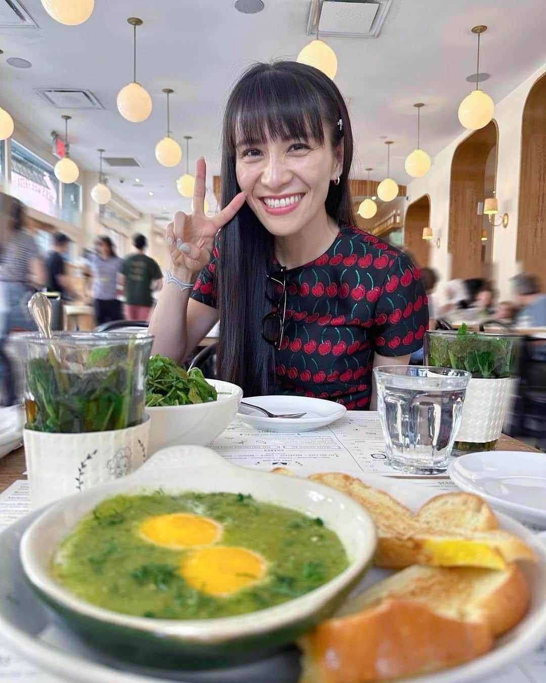 西脇綾香さんのインスタグラム写真 - (西脇綾香Instagram)「🍳 ジム帰りの直美ちゃんrecommendのレストランでふたりでタンパク質とりまくったよ⭐️（えらい🥰） このハーブ盛山盛沢山のグラスはNANAteaって意外にもホットで出てきた紅茶だよ🫖 鼻に刺さるくらい入ってて草草草だよ🤗  2枚目　カメラワークと私のフリーポーズとの相性がわるくて、右腕ギュンッてなりすぎてさ、この右腕折りポーズを選んだ私に嫌気がさしてる瞬間だよ🤣🤗撮り終わって1人密かに痛ったーーってなった割に全然素敵ポーズに写ってなくて草🤗（ゆーてたら1枚目も腕折ポーズしてる🤣懲りないあやちゃん） 3枚目　嬉しそうな顔　photo by NAOMI  #虫よけブレスα この日は #ミッキーの手 #旅行必須アイテム  #なおちゃん #naomiclub #prfm #あ〰️ちゃん #ny #newyork」8月2日 0時13分 - a_chan.prfm_p000001