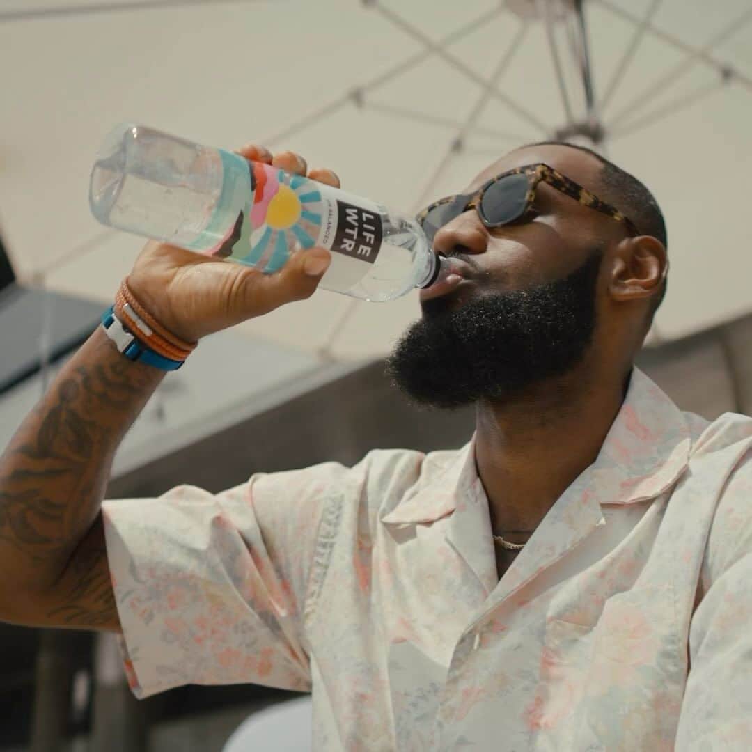 のインスタグラム：「Always staying hydrated with @lifewtr 😎👑💧」