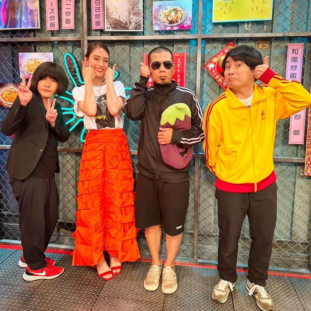 川原克己 さんのインスタグラム写真 - (川原克己 Instagram)「３人の友達と一緒にウッチャンのチャーハン食べました #内村と相棒 #内村チャーハン食堂 #耳good #カレンちゃんも耳goodしたいって言って俺の耳goodをジロジロ見てからポーズしてたけどカレンちゃんのよく見たら耳goodちゃうやん頬goodになってるやん頬goodってなんやねん意味わからんしかもダブル頬goodやんダブルだから意味わからんの倍やん変なのぉ」8月2日 0時14分 - tenjikunezumikawahara