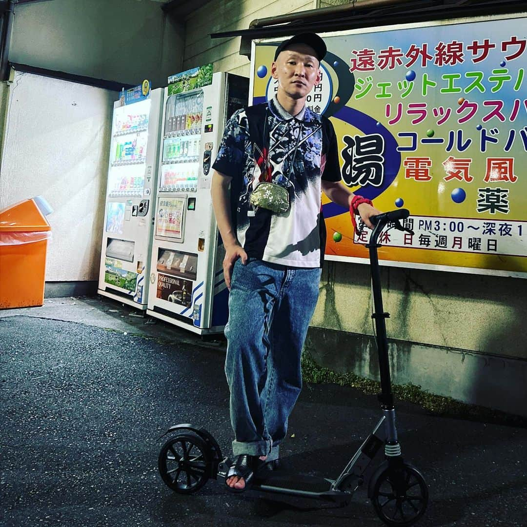 市川刺身さんのインスタグラム写真 - (市川刺身Instagram)「今日の服装。 有楽町でライブの日。  今日は先日ラブレターズの塚本さんが塚本ミシンで卓球ユニフォームをリメイクして『似合うと思って』とプレゼントしてくださったシャツ。 柄があの当時の柄で最高。 昔ソフトテニス部だったからこの素材は着ていると落ち着く。 BOBSONのデニム。 無駄づくりの黒帽子に黒の便所サンダル金のがま口に鬼越トマホーク坂井さんが誕生日に買ってくださった愛車のキックボード。  有楽町で隔月イベント『つどい』にサスペンダーズが来てくれて、そのあとGAGさんとのトークライブを終えて高円寺に帰宅して阿佐ヶ谷までつけ麺を食べに行って銭湯行って寝るプランでキックボードで阿佐ヶ谷行ったら銭湯休みだったので金網に携帯引っ掛けて撮りました。 明日は早起き。 金網ありがとう。  #今日着た服 #ファッション #古着 #ラブレターズ #塚本ミシン #めっちゃ良い感じ #塚本さんありがとうございます #キックボード #つけ麺 #銭湯」8月2日 0時15分 - soitsudoitsu