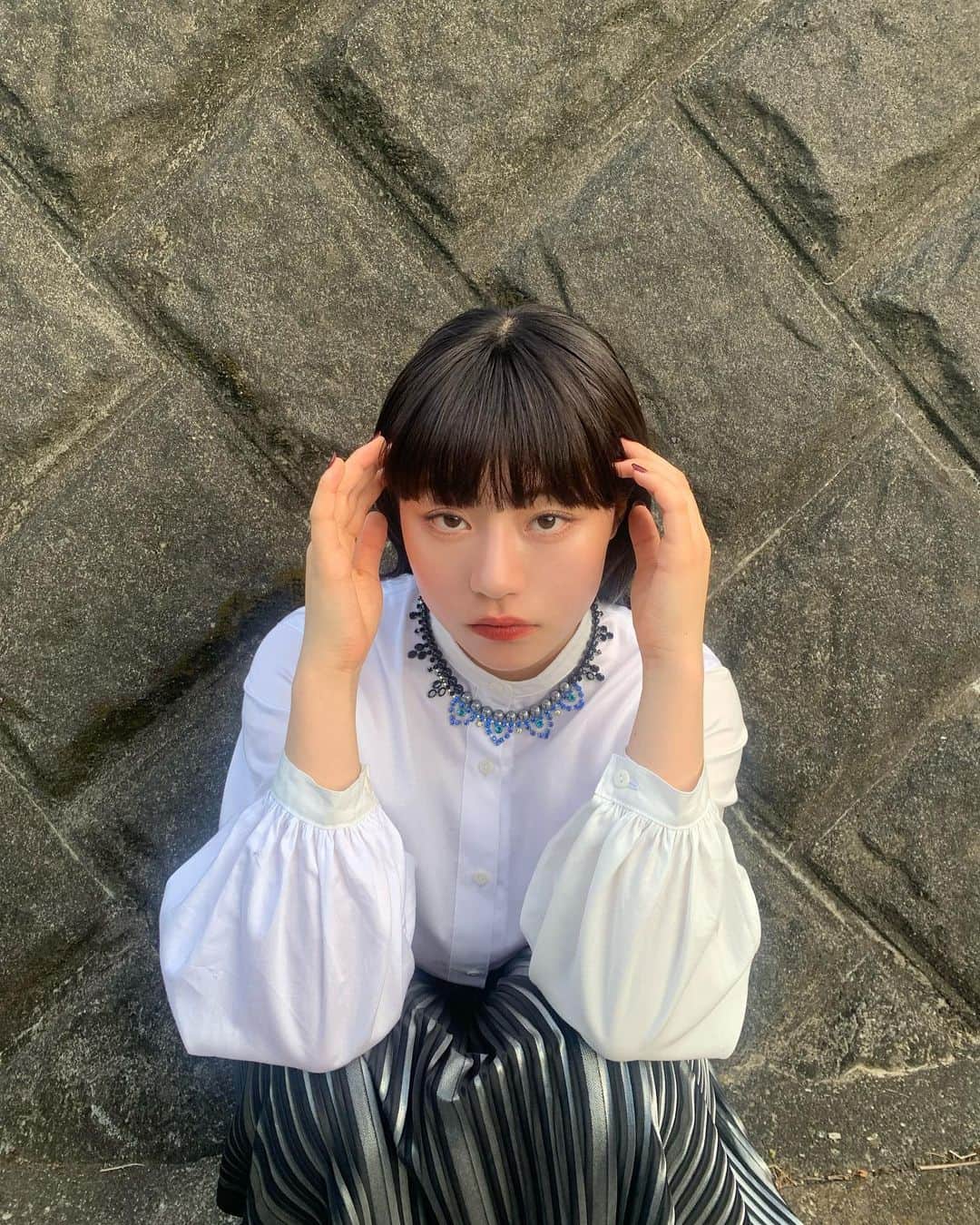 TOKOのインスタグラム：「このブラウス作ったんだけど 片腕の色違うの。 なんで」