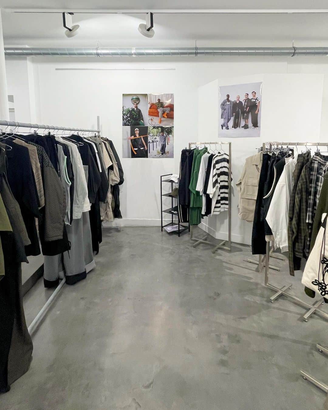 倉岡晋也のインスタグラム：「Random SS24 progress @wansie_tokyo   シーズン形式で、モノづくりをスタートしてから5シーズン目。  企業向けのユニフォームブランドを背景に持ち、そのノウハウや経験を活かしながら、日常に置ける特別なワークウエアという名のもと。  初のパリ発表に向けて、様々ありました…  SS24デザイン企画をスタートしてから約7ヶ月。  リモートで丁寧にサンプルチェックをし、今回から初めてパリや他のヨーロッパでもサンプル製作したり…  海外で新しいチャレンジをするのは、めちゃパワーと度胸と瞬発力がいるという事を改めて痛感。 色々と経験してきて"知ったか"していても、気抜くなよ！と言わんばかり。次々とやってくる課題に日々成長ばかり…  サンプルが出来上がり、パリコレ直前の繁忙期に撮影をオーガナイズ。英語とフレンチに日本語が入り混じりながら、膨大なシート作成やコミニュケーション。  フランスあるある？の、予定通りにいかない事も、慣れてたつもりが個人の問題じゃないとなると超ストレスw やっとの思いでショールームでの発表。  素晴らしい方々のサポートに、有り難みを噛み締めるヒマもないくらいバッタバタと怒涛の日々でした。 細かいコダワリや、ワガママを聞いてくれる仕事仲間に改めて、心から沢山の感謝をしています。  そして、 僕のブッ飛び発言には冷静な意見をくれ、クリエイションには100%信頼を置いてくれて、そのほかの様々なジャッジも任せてくれる  @h___masahiro リスペクト  やっと今スタート地点です。 継続して行く事の、大切さと難しさ。  人が人を呼びます。 ブランドという器を通して、それが繋がり共鳴していく。 全ての瞬間瞬間を自分の目で見て、肌で感じられる。 この立場にいる事を、すごく誇りに思っています。  今は来年秋冬の企画を進行中。(早いっ) 毎日でも着たくなるような、ワンジーらしいモノづくりを頑張ります。いつも有難うございます。」