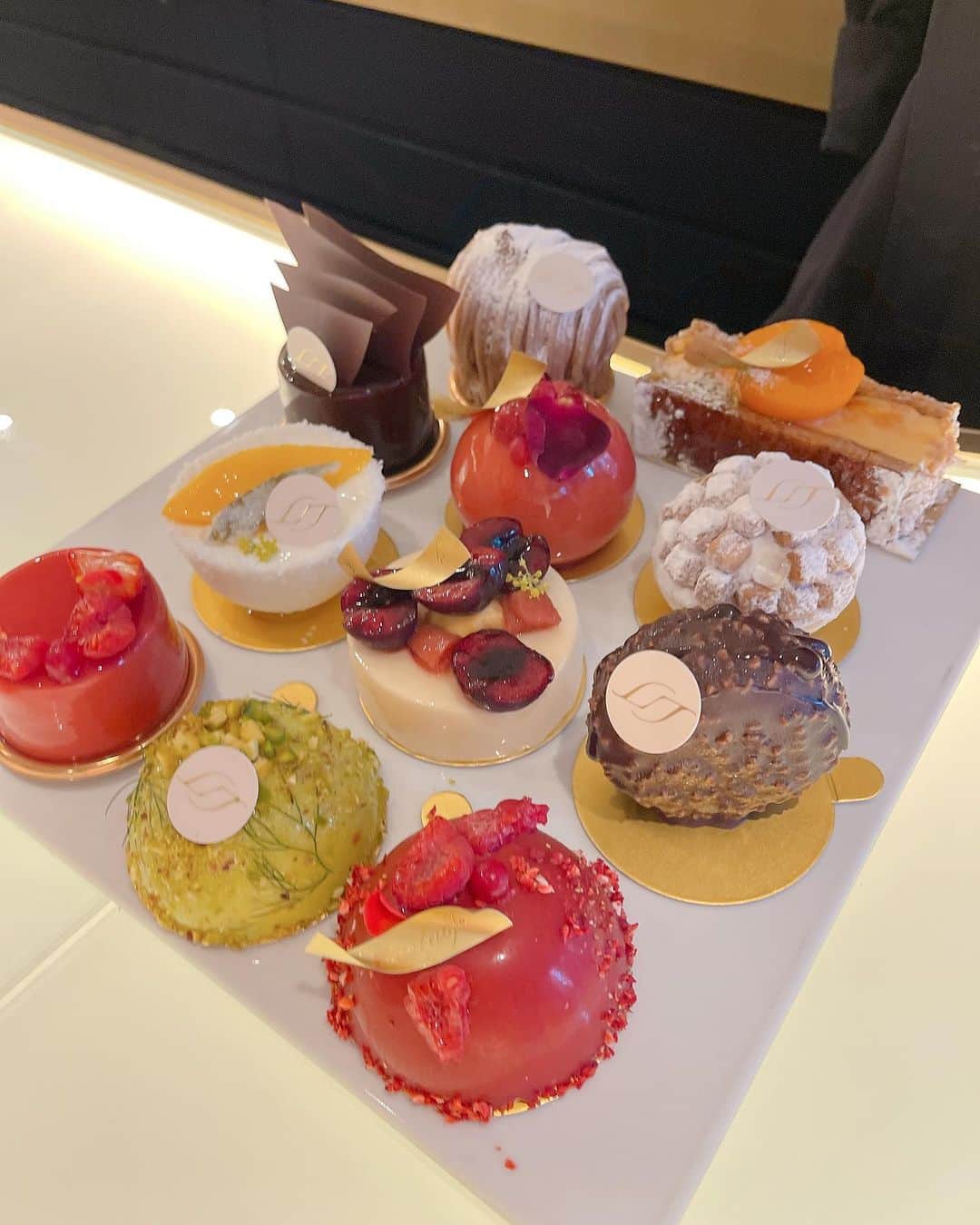 のインスタグラム：「@keiko0510 ちゃんとスイーツ部🍰   私はメロン🍈 けいちゃんは🍑  パフェをお目当てに行ったけど、色とりどりのケーキを目の前にしたら、スイーツ部としては食べないわけにはいきません😉😋  というわけで、季節のフルーツのミルフィーユを半分こ💕  幸せなひとときでした🩷  #和泉佳子　#スイーツ　#スイーツ部　#おやつ　#スイーツ好き　#ケーキ　#パフェ　#スイーツ好きな人と繋がりたい」