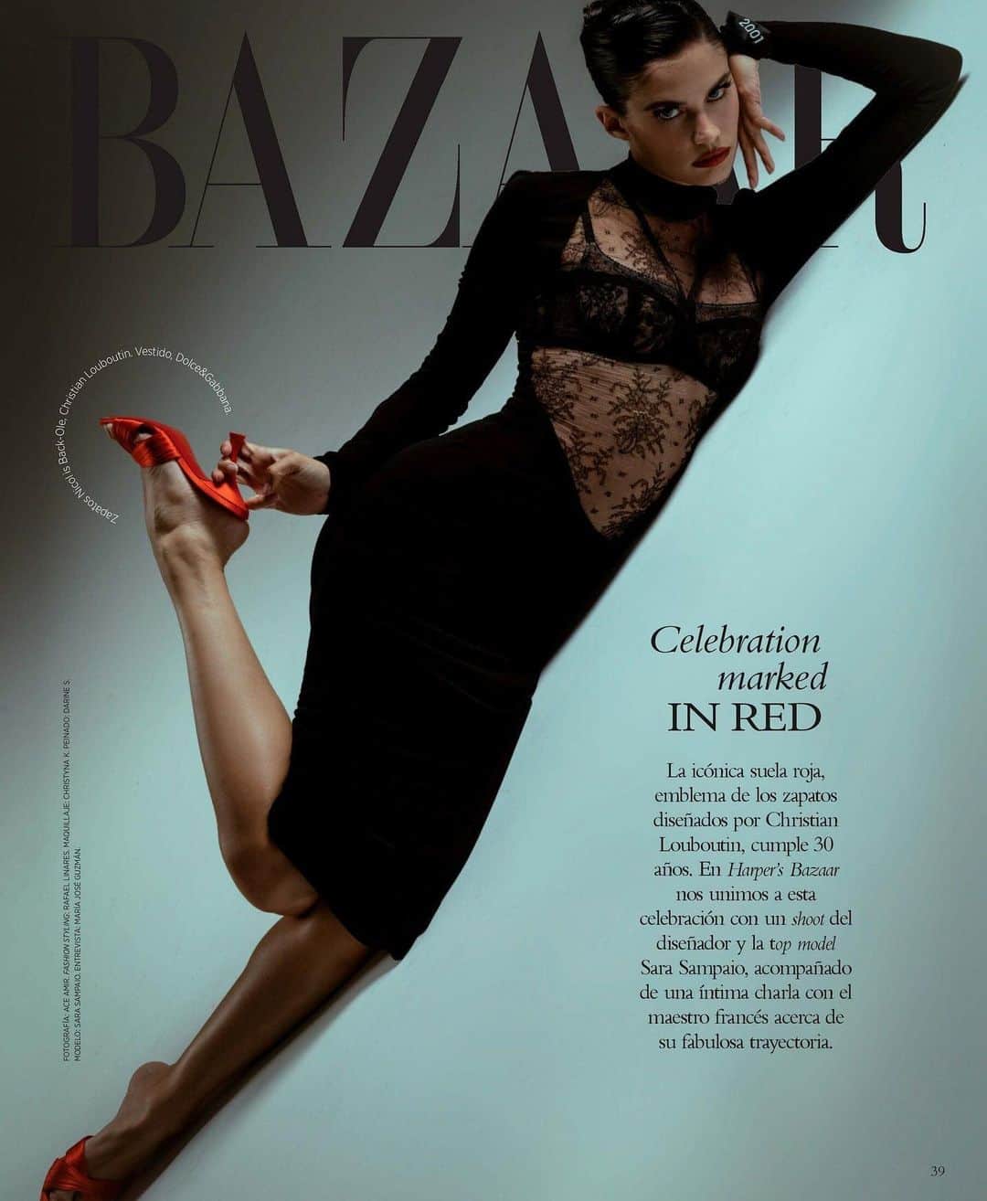 サラ・サンパイオのインスタグラム：「Last one 🖤 @harpersbazaarmx  @spadestudios2 @majoguzman @st.raffi @christynakay @machinedarine @louboutinworld」