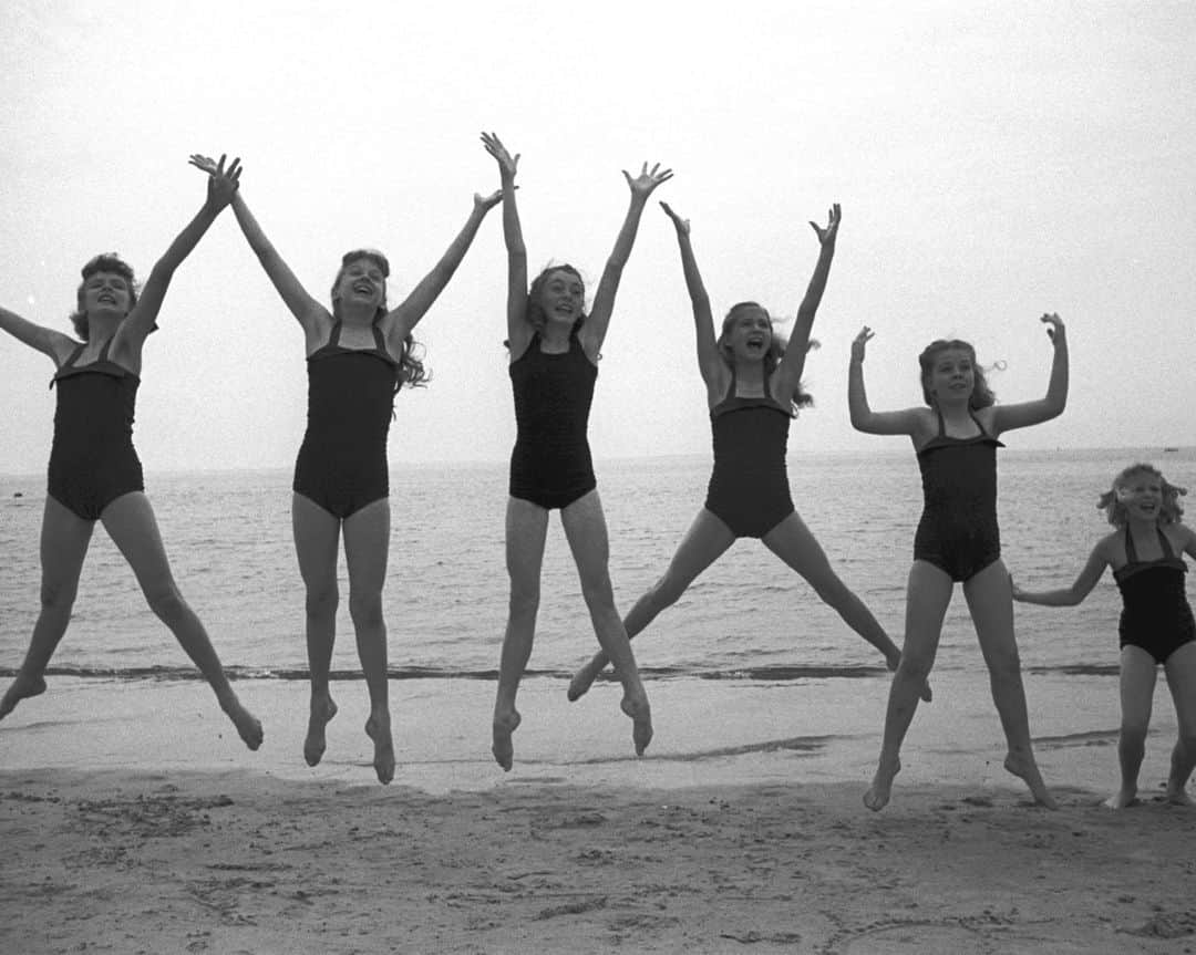 lifeのインスタグラム：「Young dancers from the Children's School of Modern Dance in Utah on a dance recitals tour of the East Coast, 1953.   (📷 Lisa Larsen/LIFE Picture Collection)   #LIFEMagazine #LIFEArchive #1950s #LisaLarsen #Dancers #Dancing #Tour #EastCoast #USA」