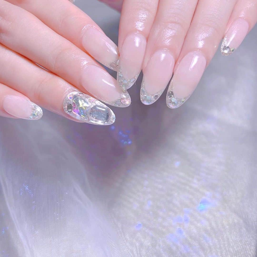 なかやまちえこのインスタグラム：「glitter French💅⠀ ⠀ @maamland ちゃん⠀ イメージお伝えいただいて❕⠀ ⠀ @pregel.jp @aby_sharenail #nail #nails #nailart #ネイル #美甲 #ネイルアート  #japanesenailart #manucure #japanesenails #manicurist #gelnails #أظافر #네일아트 #미용  #เพ้นท์เล็บ #artedeuñas #เพ้นท์เล็บเจล #ジェルネイルデザイン #ネイルデザイン #nagelkunst #フレンチネイル #frenchnails #グリッターフレンチ」