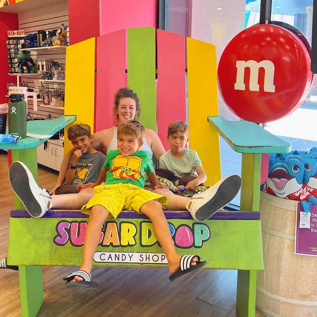 アリソン・シュミットのインスタグラム：「Sweet & silly summer time 🫶🍬🍭🍦🍿 🤍」