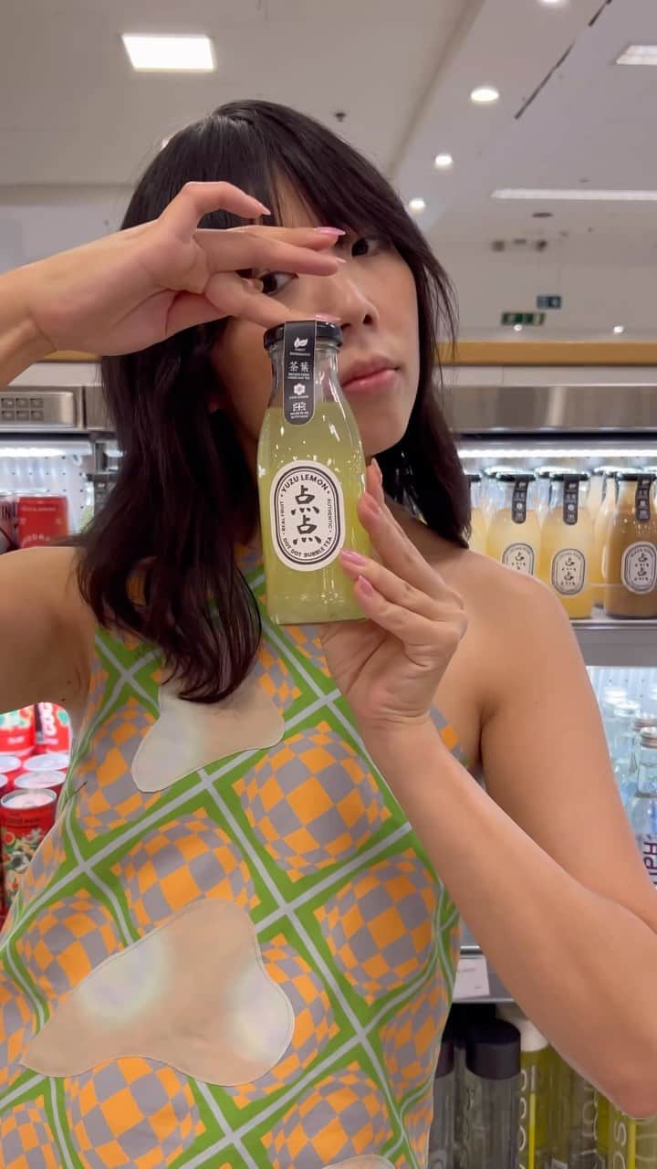 スージー・ロウのインスタグラム：「🧋• The first UK-made Bubble Tea in a bottle. @SusieBubble’s @dotdotteas have landed exclusively across our #SelfridgesLondon, #SelfridgesBirmingham & #SelfridgesManchester stores. Brewed with an authentic infusion of loose leaf tea and real fruit purée, topped with popping fruit juice bubbles for fun juicy bursts in your mouth.  What’s your flavour? Head in-store to take your pick.」