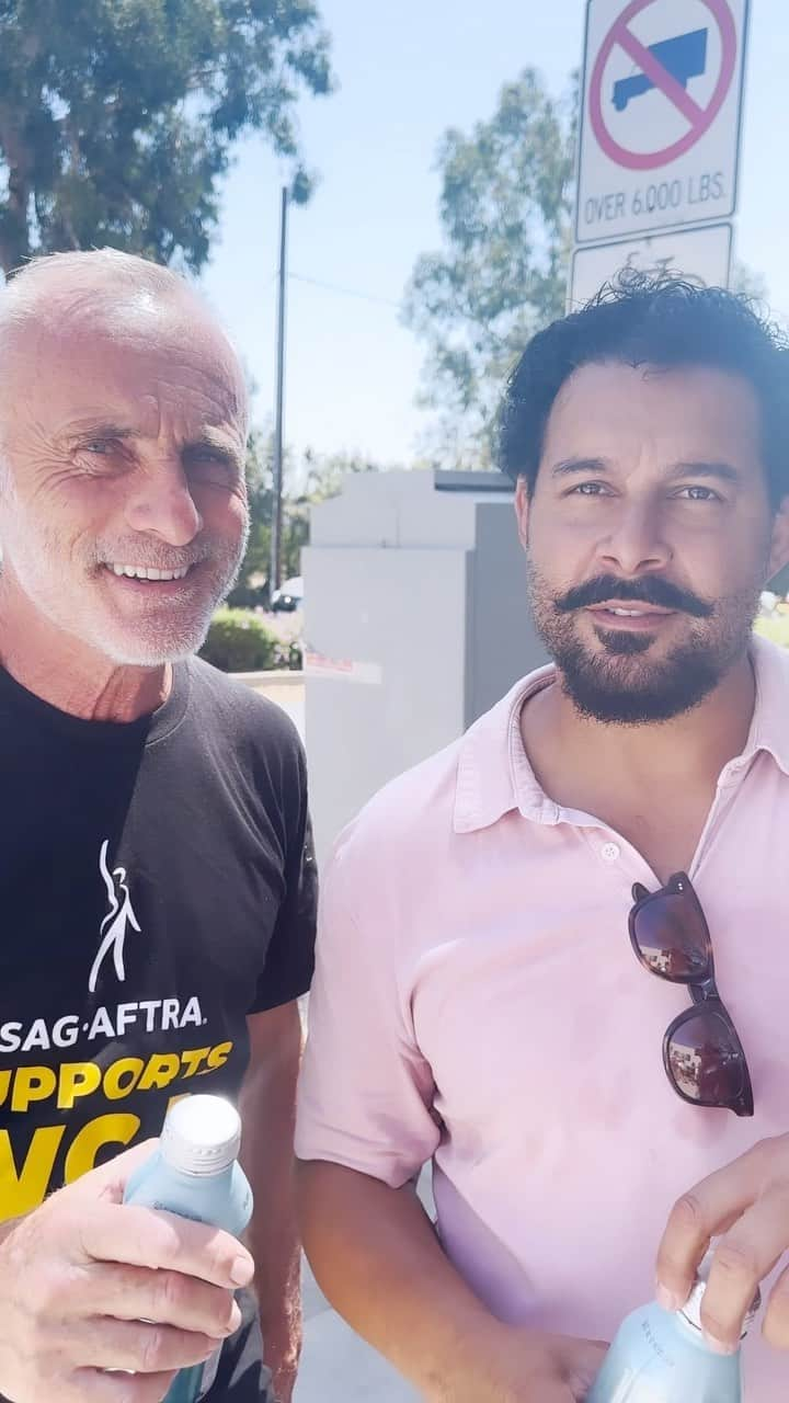 ジョン・ウエルタスのインスタグラム：「Thank you @jonhuertas and @timvmurphy for not only supporting your fellow @sagaftra artists on the picket lines — but for also letting them know that our Foundation is here to help.  Head to our link in bio to donate to or apply for emergency financial assistance. You can also check out our free programs and classes available to @sagaftra members. #sagaftrastrong #acting #actorslife」