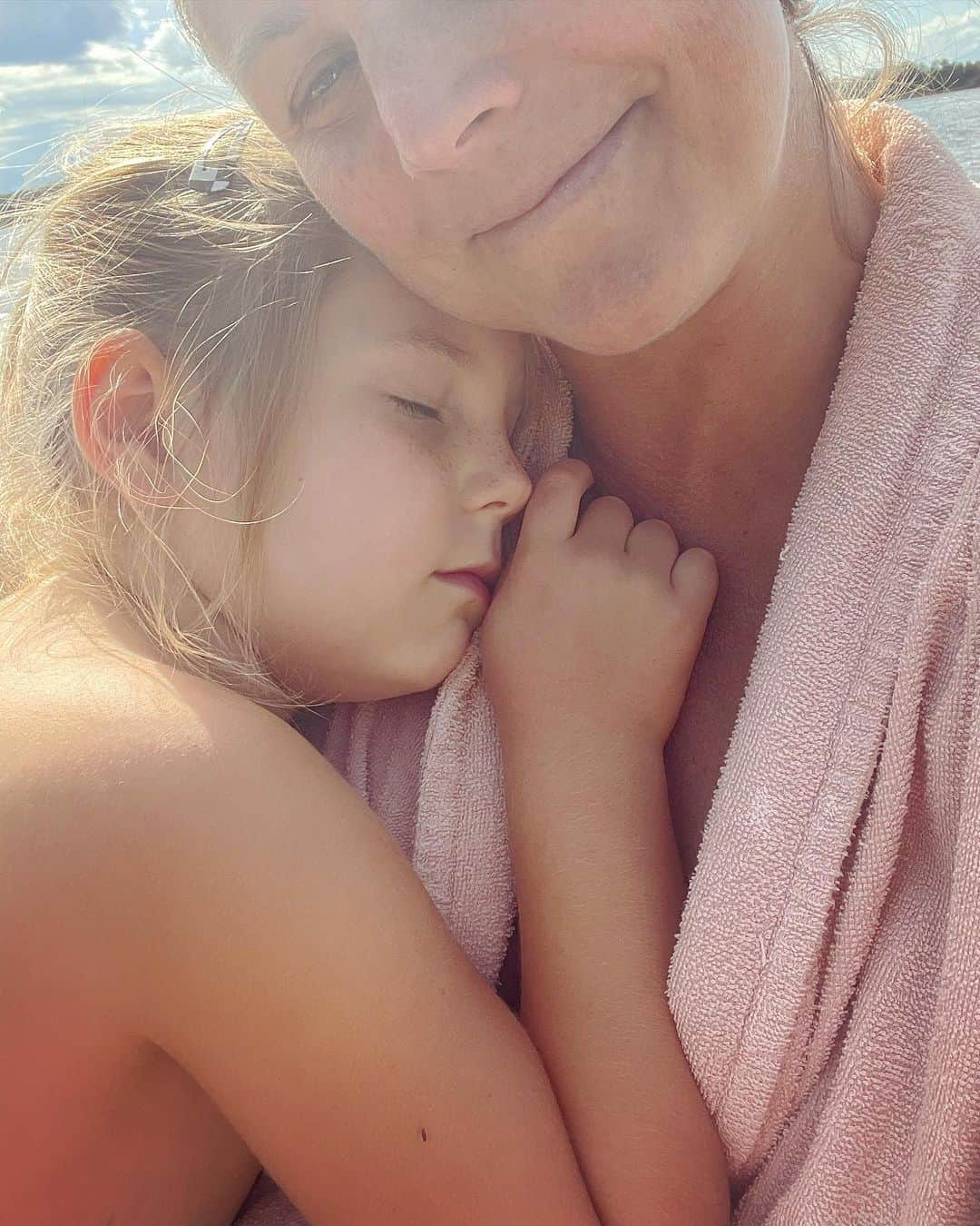 レイチェル・ブレイセンのインスタグラム：「July… you were lovely.   This is the month when our little man grows from two weeks old to six. The garden has never been more gorgeous. Lea runs barefoot in the grass every day. The bbq fires up at 5pm on the dot - we cook and eat and swim and gather and we laugh a lot and sleep very little but that’s okay. Its so warm and mostly sunny and when the rains come they come with an assertiveness I’ve never seen before. Finn learns about thunder and Lea counts the seconds from when the lightning strikes. I sit on the porch drinking tea with the baby on my chest, crying tears of gratitude.   Every day there is a harvest and every day the sense of joy I feel pulling carrots from soil and picking beans from the vine is so profound the only words that come close to describing any of it are Thank You.  July is hard, too. We have a newborn. Everything is new, even though we have done this once before. We stumble, we fall. The love and worry overwhelms us, as does the dishes and the laundry. We are figuring life out again.   Through it all, the land holds us.  Hello, August👋🌸  #july #summer #motherhood #family #newborn #postpartum #reflections #nature #harvest #garden #gratitude」