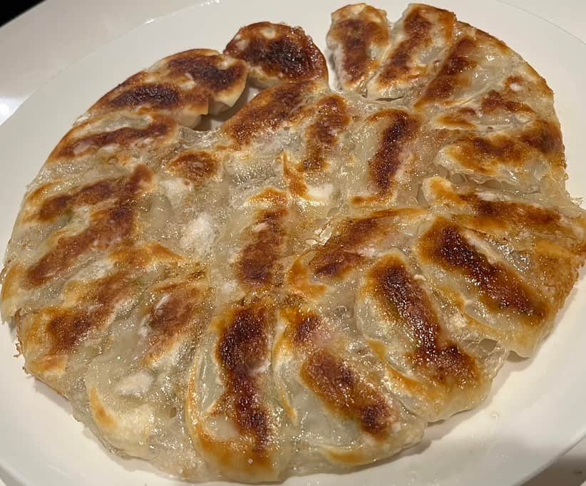 のインスタグラム：「ダイエット中の皆様へ💫 たまにはこんな投稿も👍  #たれ屋の餃子 #たれ屋  #たれ屋のクロワッサン餃子  #クロワッサン餃子  #美味しい  #ひつまぶし #刺身 #豚 #レモンサワー」