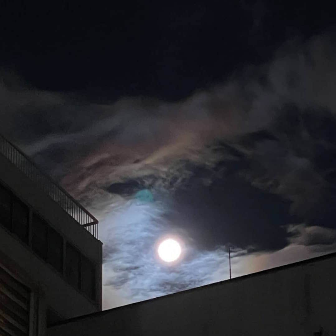 土屋太鳳さんのインスタグラム写真 - (土屋太鳳Instagram)「明けて今日2日は ８月の満月、スタージョンムーン🌕 正確には３時３２分が満月だそうですが 歩いていたら見つけたので 遅い時間ですが、おすそわけを。 . 台風の進路に近い方々は どうかお大事にしてください。 そして 安全な夜を…！」8月2日 1時01分 - taotsuchiya_official