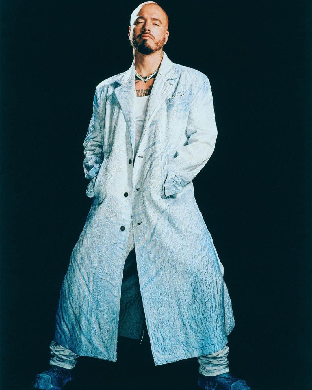 ディーゼルのインスタグラム：「@jbalvin is wearing a total look from the #DieselFW23 runway collection on the Summer 2023 issue by @rollacoaster Magazine.    Photographer: @brendanwixtedphoto  Styling: @jamie__ortega    #ForSuccessfulLiving」