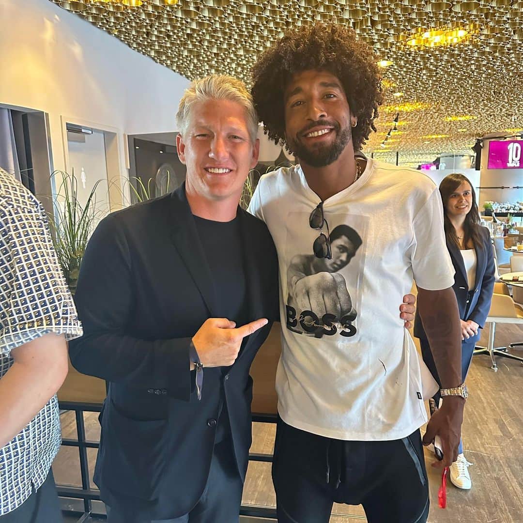 ダンテ・ボンフィム・コスタ・サントスのインスタグラム：「Happy birthday my bro @bastianschweinsteiger all the best Fußballgott 🎂🙏🏾❤️ 🥳🥳」