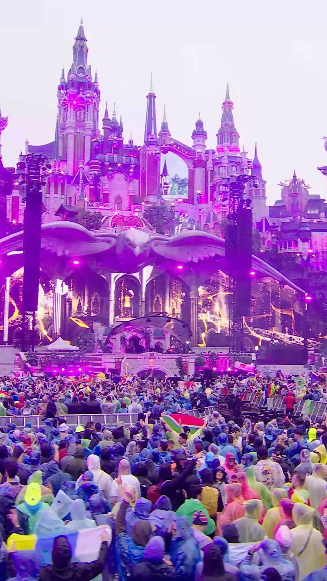 R3habのインスタグラム：「AROUND THE WORLD with Tomorrowland! Thank you for partying with us through the rain 🌧️❤️」