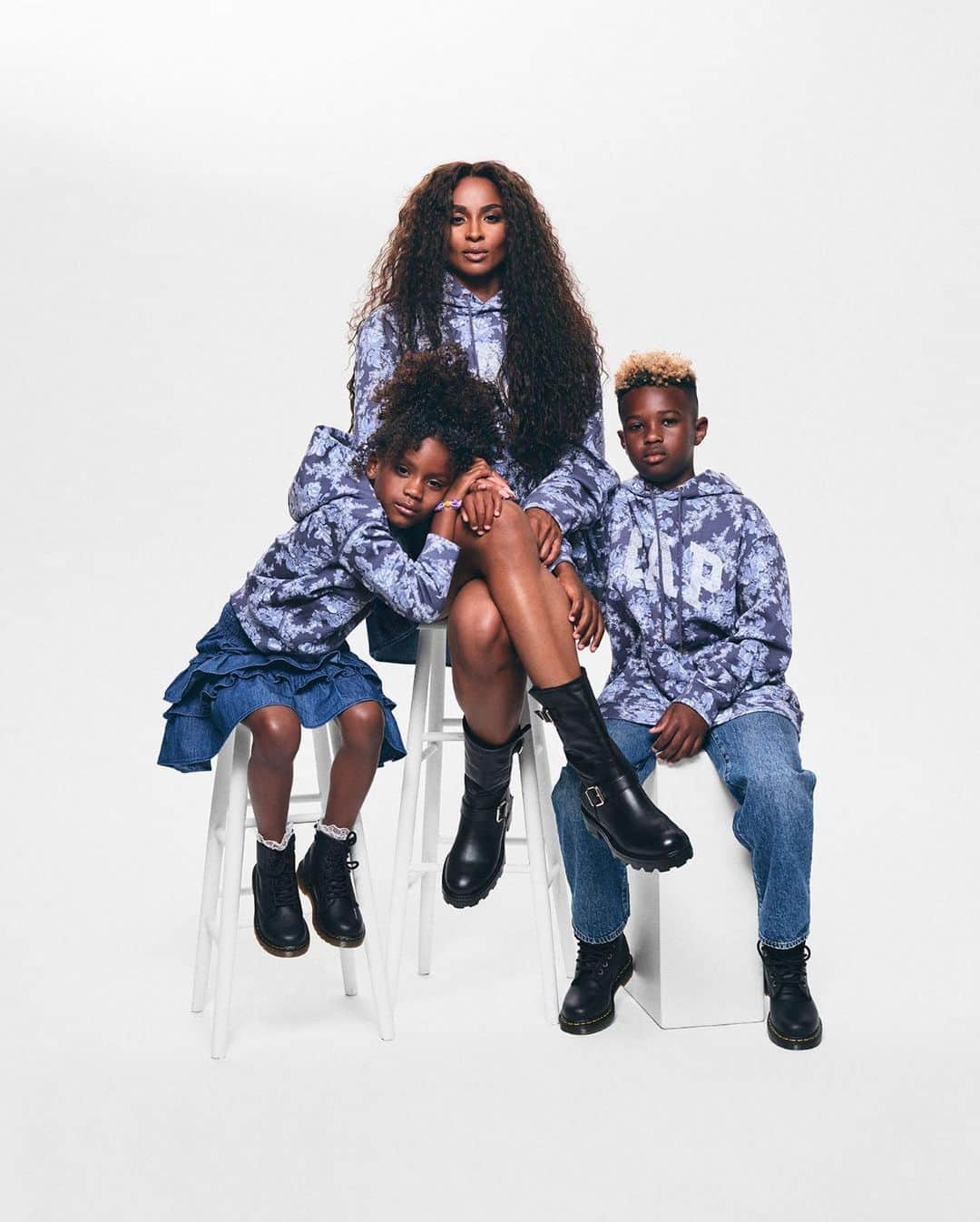 GAPさんのインスタグラム写真 - (GAPInstagram)「🎤 All my ladies to the...collection of the season! Featuring artist, entrepreneur, and philanthropist Ciara with her kids, Future & Sienna. Gap x LoveShackFancy drops 8/4.」8月2日 1時00分 - gap