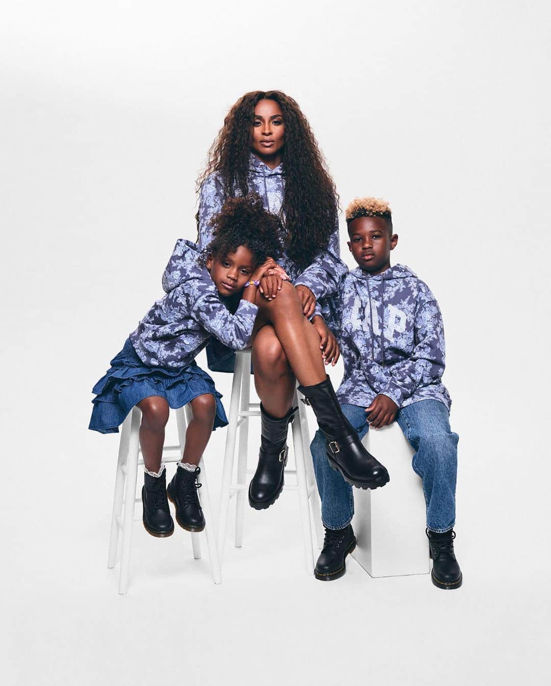 GAPのインスタグラム：「🎤 All my ladies to the...collection of the season! Featuring artist, entrepreneur, and philanthropist Ciara with her kids, Future & Sienna. Gap x LoveShackFancy drops 8/4.」