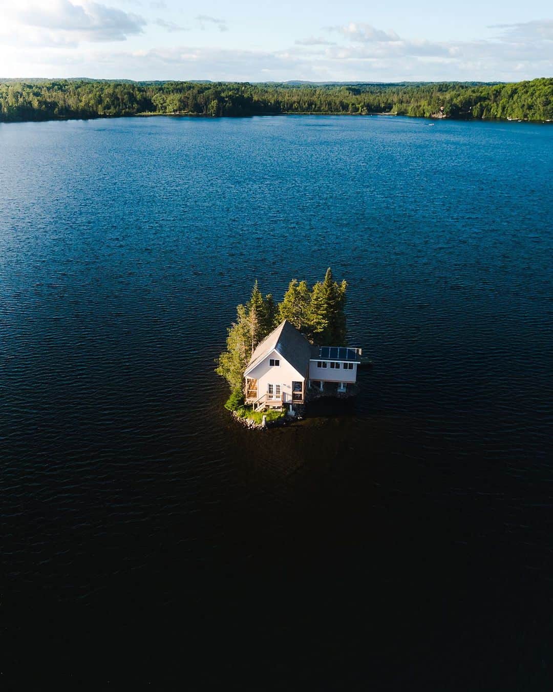 Explore Canadaのインスタグラム：「This is a message to all introverts: dreams really do come true.   Comment 🙋 if you would live here.  📷: @highaboveviews 📍: @thekawarthas, @ontariotravel  #TheKawarthas #PTBO #DiscoverON  [Image description: A single house sits on a very small island with a few trees on it in the middle of a large lake.]」
