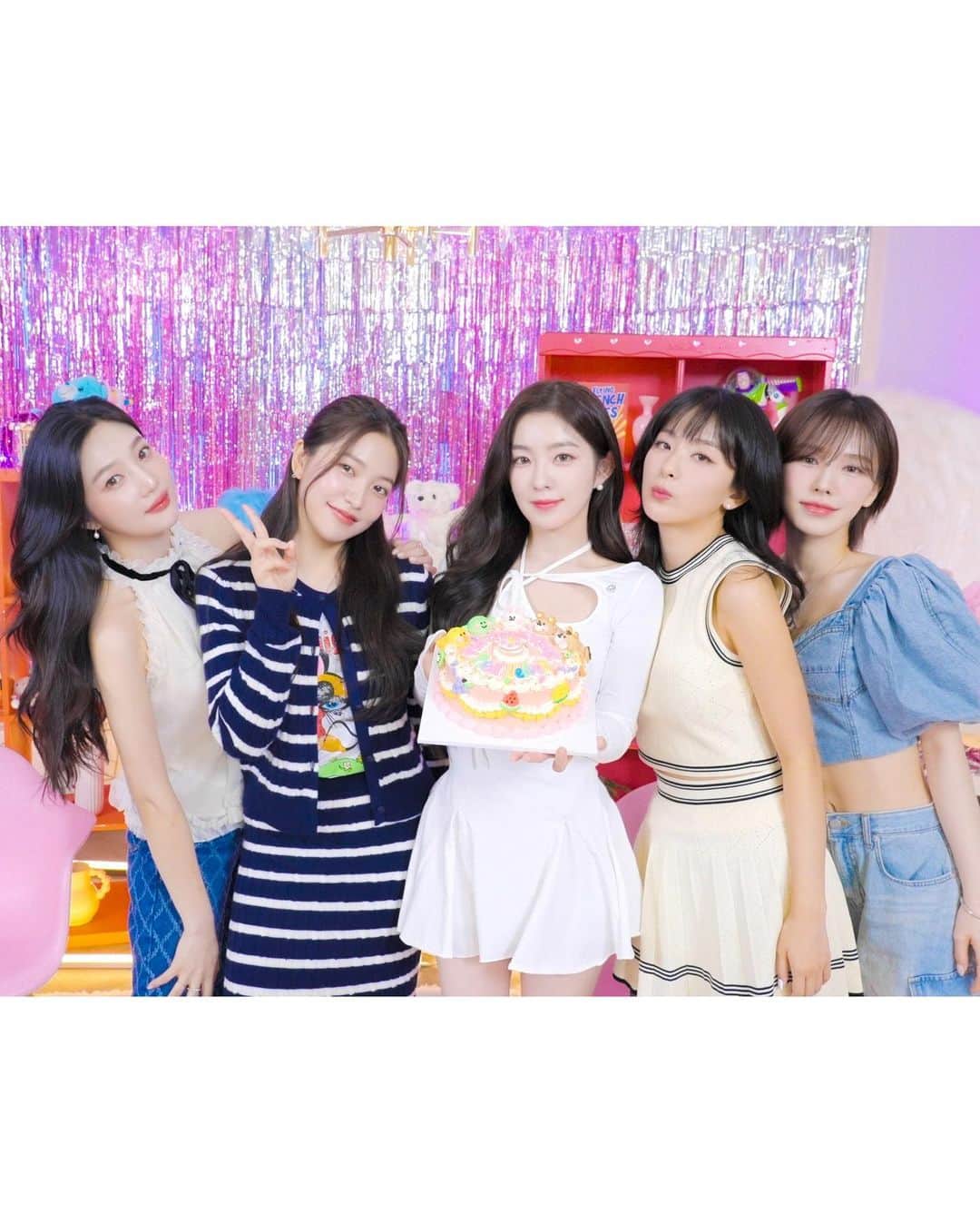 ウェンディのインスタグラム：「✨9th Anniversary✨ 9주년 너무 고마워요 러비들 그리구 우리 멤버들!! 사랑행🩵 우리 항상 건강하구 행복하자~」