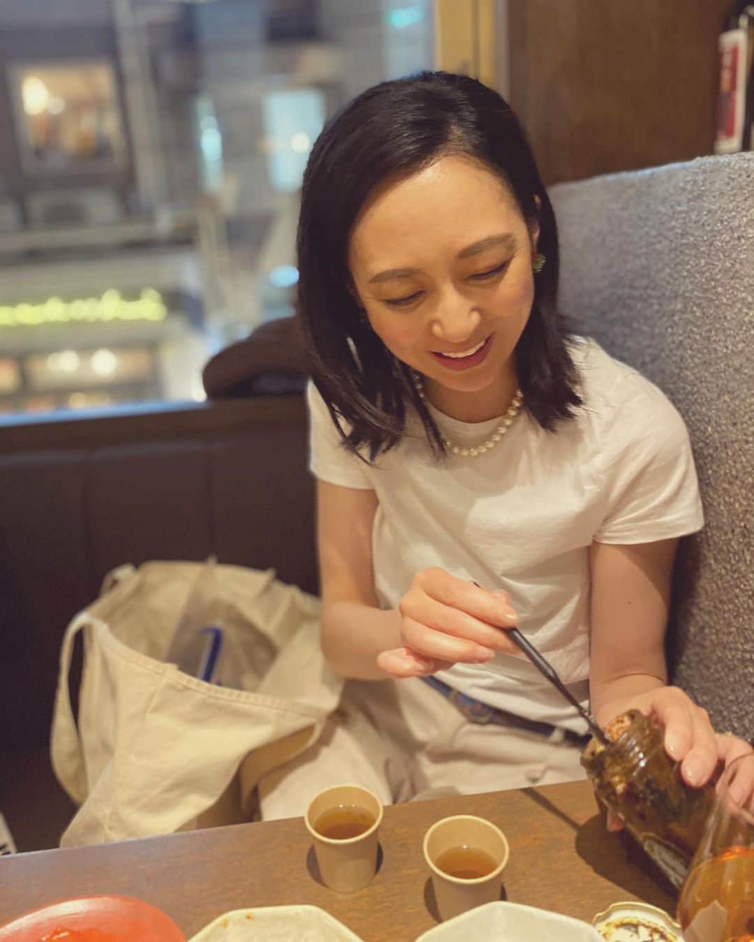 砂賀美希さんのインスタグラム写真 - (砂賀美希Instagram)「8月。久しぶりのポストです📮 ここ数ヶ月はいつも以上にあっという間でした…というのも たくさんの方たちに試飲してもらい、ご意見をいただきながら改良を重ねて 発酵スープがまもなくリリースできそうです。 @uqurito  きっかけは2020年の第二子妊娠中 コロナが流行したてでなかなか病院に行けなかったころ 「赤ちゃんと自分の身は自分で守らないと」と 万年冷え性だったこともあり、身体を温めるべく 中医学で学んだ薬草や古くから伝わる食養法を実践し 大きなトラブルもなく無事に出産を乗り切った経験から  同じような妊婦さんや、冷え性の人 なかなか病院に行きたがらない子どもたち、ご高齢の方でも噛まずに お湯に溶かすだけで飲める発酵スープにしよう、と 薬草のセレクトから配合量まで試行錯誤しながら進めてきました。  ご縁をいただき明日からビッグサイトで開かれる 国際発酵・醸造食品産業展で商品を展示していただけることになり ドキドキですが😌 少しでも同じ思いや悩みを持つ方に届けられるように、前に進もうと思います。 えいえいおー！早く寝よ😑🙌  #久しぶりインスタ更新  #発酵調味料  #植物性乳酸菌  #妊活ごはん  #冷え性対策  #冷えとり女子  #温活女子  #腸活スープ  #発酵スープ  #薬草茶  #健康食品好き」8月2日 1時15分 - kimiganasu