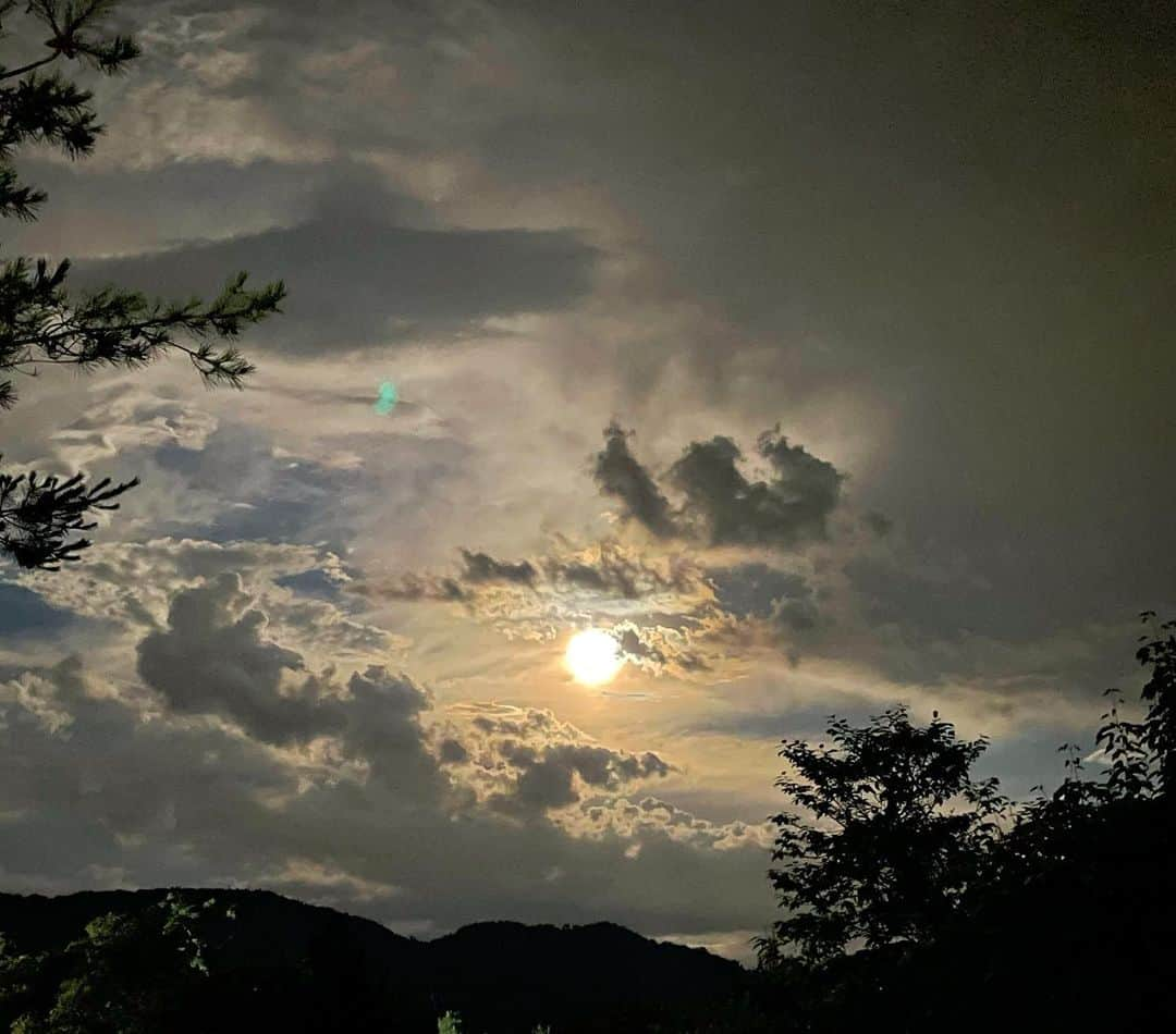 ノーマのインスタグラム：「Almost full moon 🌕✨✨✨✨　　 今宵はお月さんに虜となるお山の夜空。  「世界でも稀なくらいに月を愛でる日本人」天文学者、渡部潤一先生に何度か聴かせて頂いた星の文化史話を思い出しながら、ムーンウォッチ小僧。 早く寝らないかんちゃけど、 と思いながら結局本も開き始めちゃい…😱  皆さま佳い夜を🔭🤍  #nature #fullmoon #Astrology #満月」