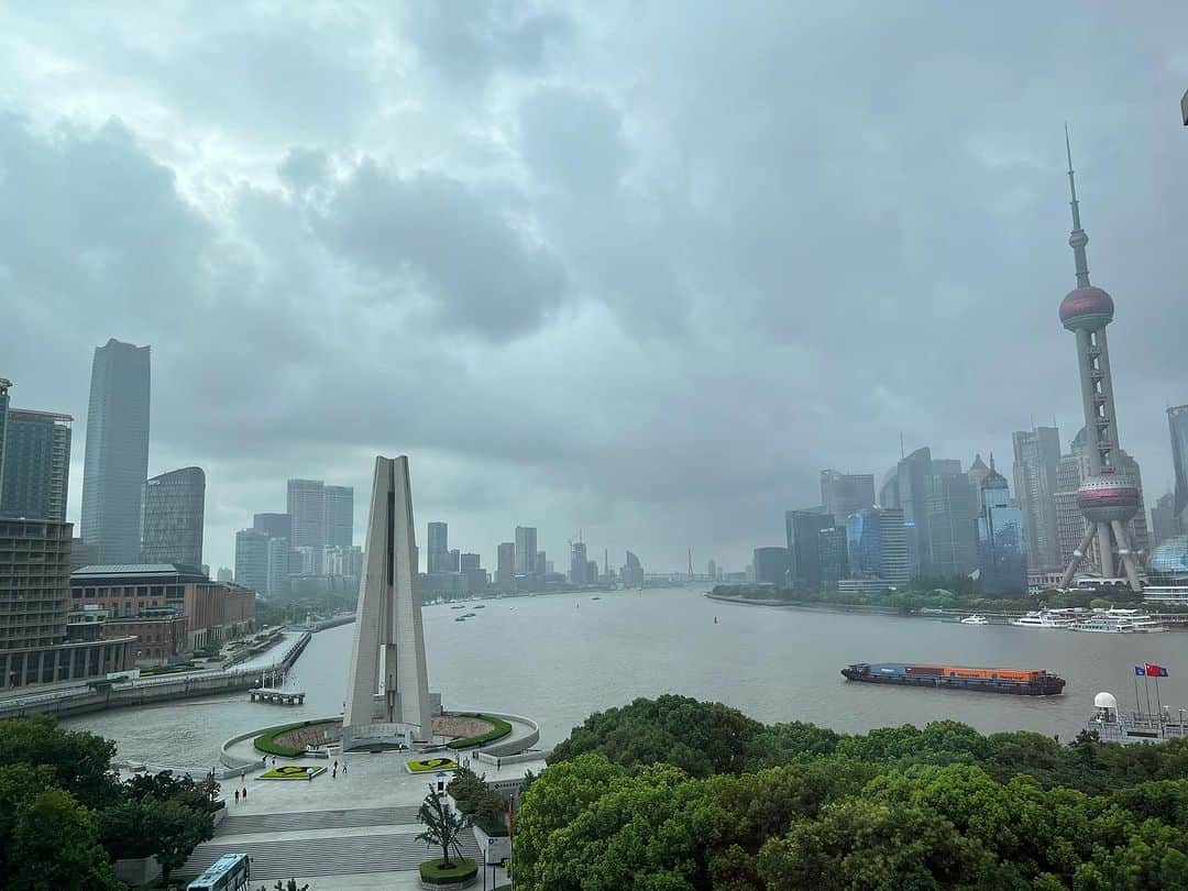 和央ようかのインスタグラム：「We r here 😊  久しぶりの上海😊台風が来るらしく、雨模様 …がまた風情があって素敵❤️  #takakoworldstylin🌎 #shanghai #上海#yokawao #和央ようか」