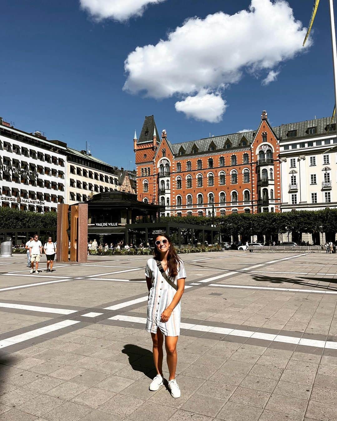 ニコル・ショットのインスタグラム：「Stockholm 🇸🇪  #stockholm #sweden #vacation #roudtrip #vanlife」