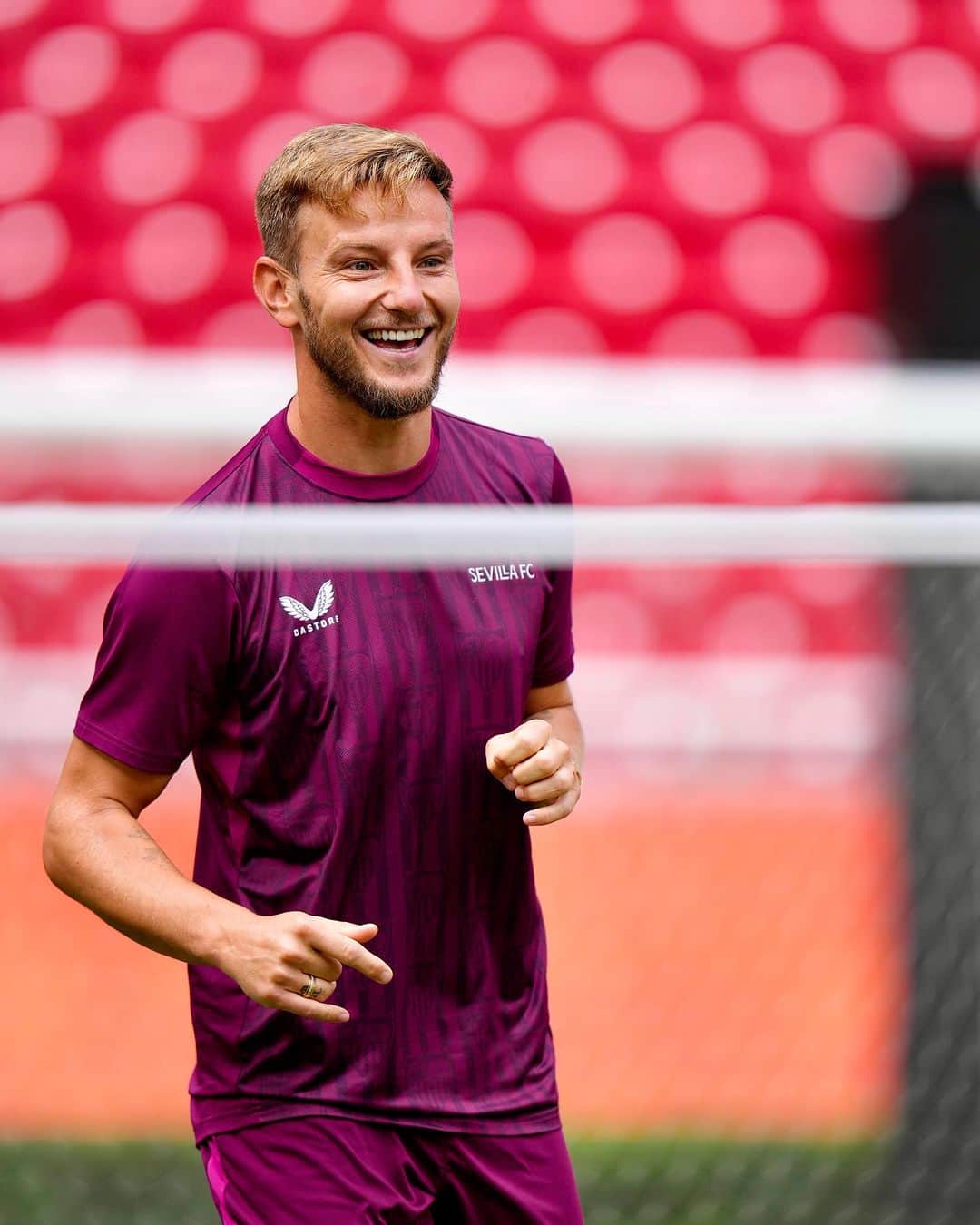 セビージャFCのインスタグラム：「🇲🇽 ¡Mañana jugamos un derbi aquí, afición!  📍🏟️ Estadio Akron   #LaLigaSummerTour #WeareSevilla #NuncaTeRindas」
