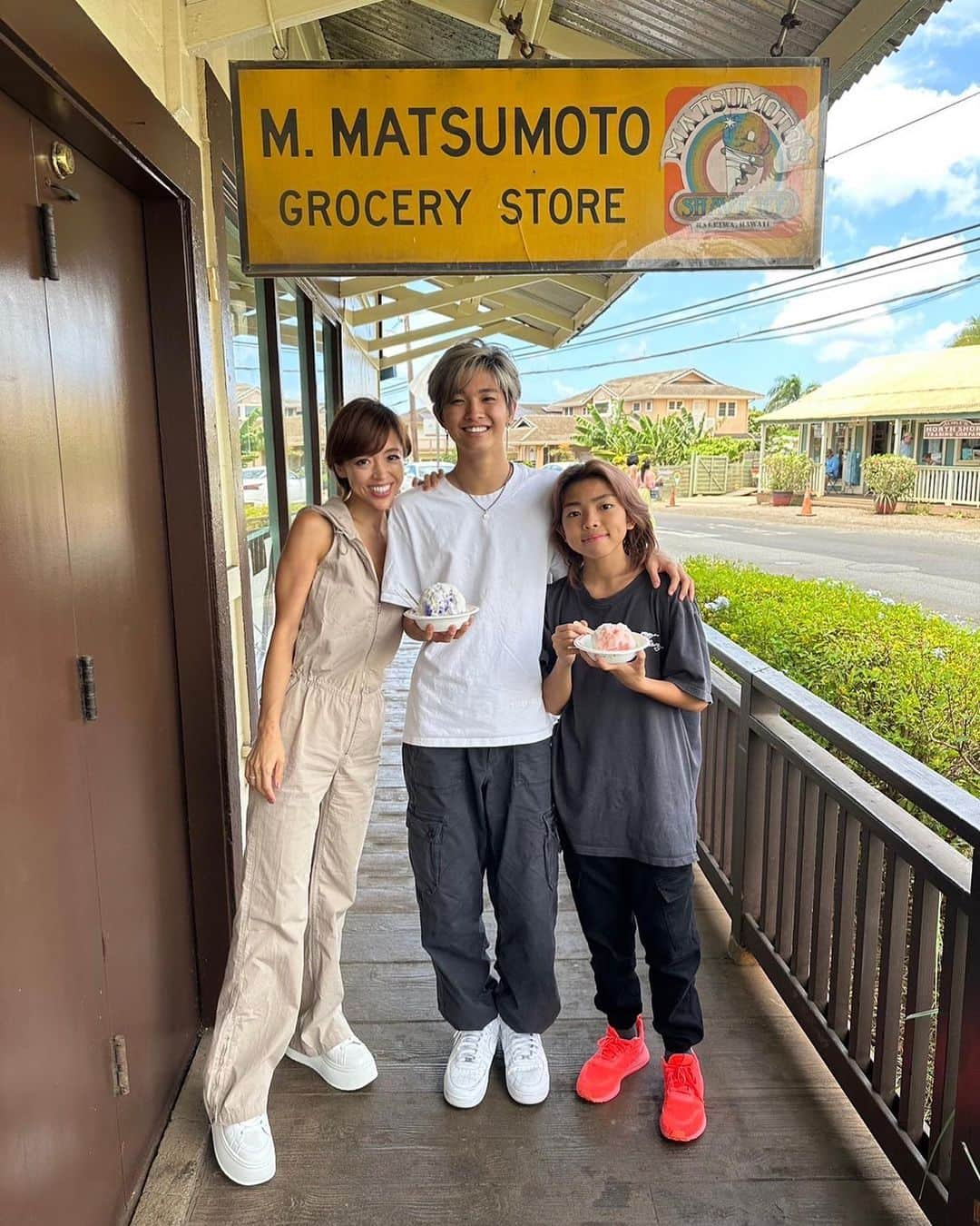 高沢悠子さんのインスタグラム写真 - (高沢悠子Instagram)「家族で大好きな Matsumotoシェーブアイス🍧に行ってきました‼︎  オーナーのスタンリーさんは、毎回伺うたびに遠くからでも見つけて名前を呼んでくださる温かい方で、長男もポストしてましたが、故郷に帰ってきたような気持ちになります😭💖  そして、娘さんのあいちゃんが超絶〜美人さん😍いつも笑顔でてきぱき働く姿にめちゃくちゃ元気をいただくんです‼️ 改めていつも 家族っていいなぁって 感じる場所です🫶  日本から、シンガーソングライターの宇都美慶子さんのファミリーが遊びに来てて （長男と慶子ちゃんのお嬢さんは日本で小学校の同級生でした）たった3時間の合流でしたが 車の中でたくさんおしゃべりして、忙しさの中、久々にハワイを感じる時間でした💖  夕方は子供たちとサンセットを見ながら海にダイブ‼︎‼︎‼︎ 皆さんにハワイの癒しをお届けできたら☀️  @matsumotoshaveice」8月2日 1時33分 - yuko_wellness_hi