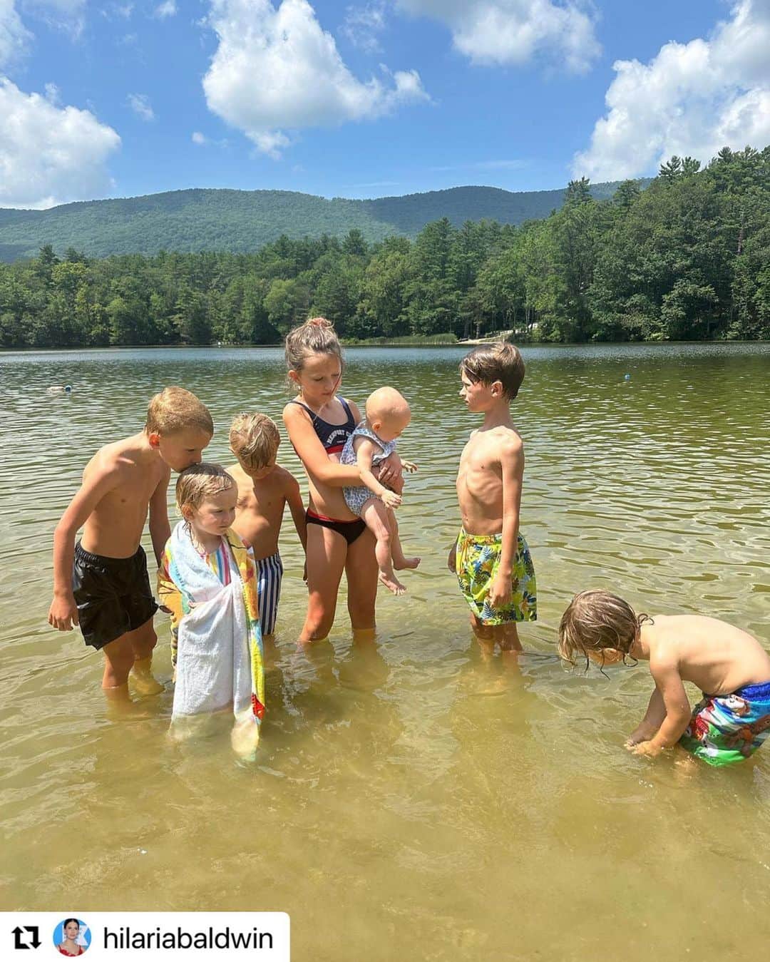 アレック・ボールドウィンのインスタグラム：「hilariabaldwin  No one is looking, but the moment was 💛」