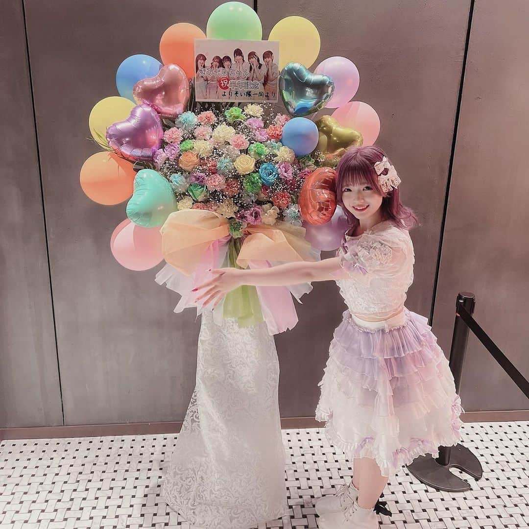 のインスタグラム：「きみにYORISOERU半年記念単独公演ありがとうございました‪‪❤︎‬  たくさんの方が会いに来てくれて、最初に比べたら 本当にきみよりを知ってくださっている方が増えたなぁ と感じて、すごく嬉しかったです（т-т）‪‪❤︎‬  みんなと出会えてよかったなって改めて思ったし、 みんなのことを絶対幸せにしたい‼️って思ってます。 なので、これからもずっときみよりについ来てくれると 嬉しいです‪(՞ .ˬ.՞)"‬☁️  幸せをありがとう🥹🥹🤍 だいすきだよー( ⸝⸝⸝ ̫⸝⸝⸝)◦♡︎」