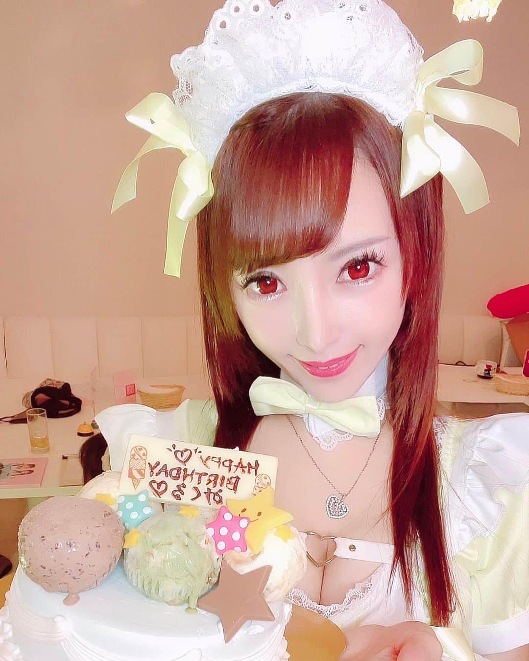 のインスタグラム：「アイスケーキ大好き🤍  メイドイベントたくさんの可愛い ホールケーキをありがとうございます😌✨  １０月はアールズのバースデーです🎂🤍楽しみ✨  #メイド#コスプレ#コンカフェ嬢#名古屋コンカフェ#アールズカフェ#キャバクラ#錦#japan #japanesegirl #ケーキ#スイーツ#アイスケーキ#３１#サーティーワン」