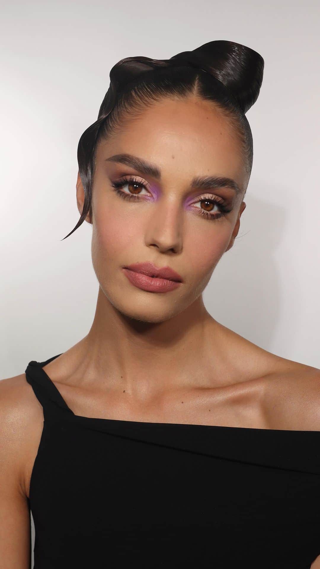 Harrodsのインスタグラム：「Prada Beauty Make-up and Skincare has just launched at @harrodsbeauty 💚 A pop of colour adds a fun aspect to this wearable look. Find @PradaBeauty now at harrods.com and in-store from the 18th August. #RethinkingBeauty #PradaBeauty Model @tamroyd Hair @lukepluckrose Makeup #nikki_makeup Ad」