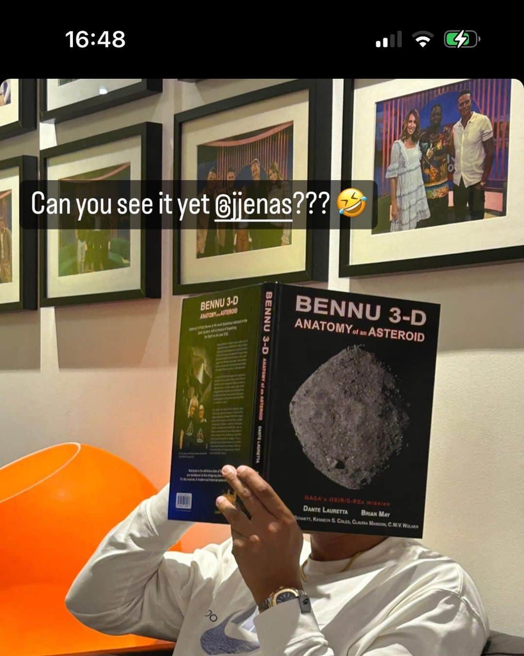 ブライアン・メイのインスタグラム：「THE ONE SHOW !!! This is where I am ready for action at 7pm TONITE !! Me that IS Alex Jones viewing stereos with one of my OWL stereoscopes ! And there is JJ - also engaged in 3-D activity.  So did they love it ? We may find out in about an hour from now. ! @bbctheoneshow  tune in !! Can it be as good as BRI-TV ? …. Bri」