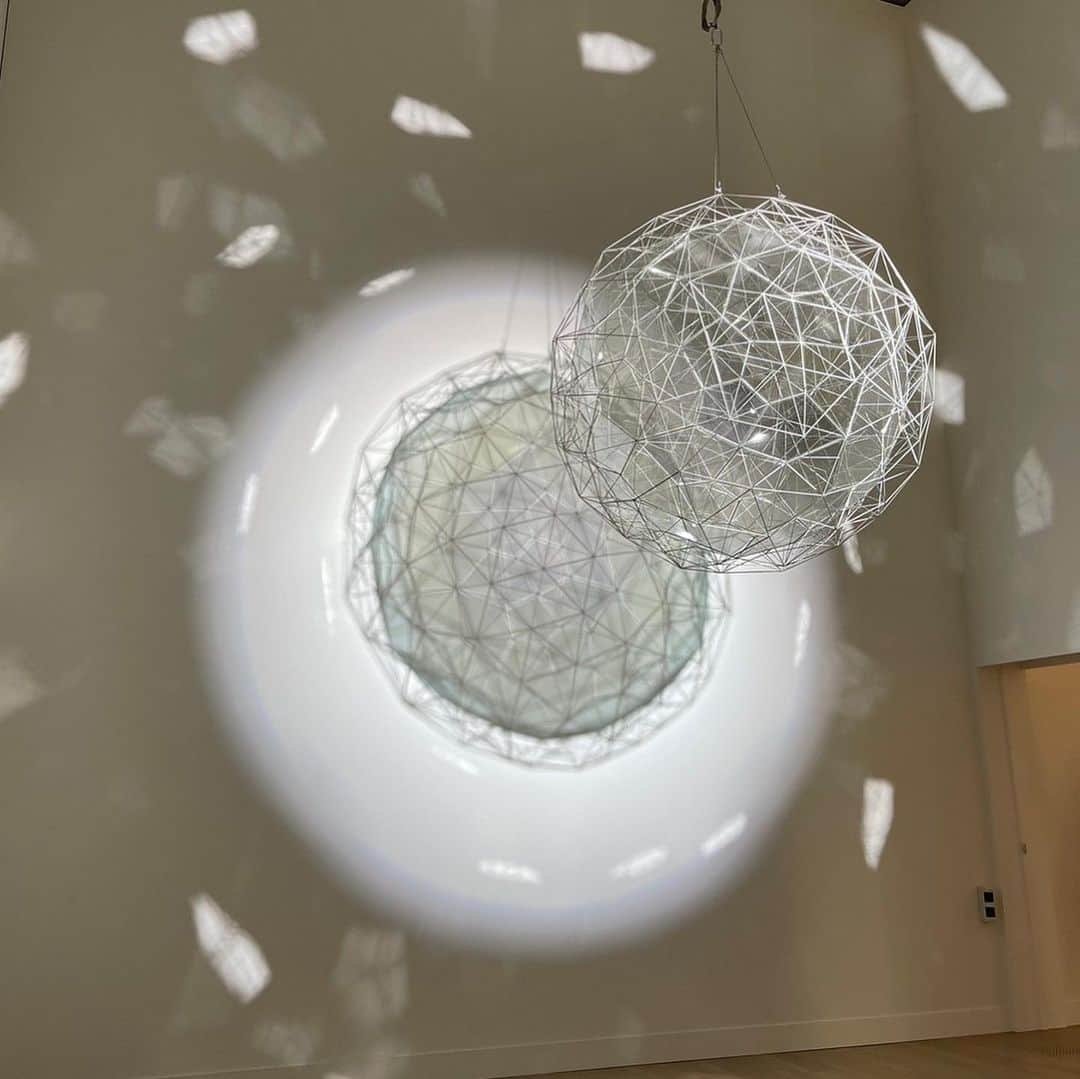 佐久間采那のインスタグラム：「.  テート美術館展 光  まずタイトルに惹かれた  そういえばずっと“光”というものが好きだった 光と影について考えることが多かった 光と闇が目の前に見えたなら光を目指したい（andymoriだよ） 光の方へ引っ張っていきたい けれど光があるから影ができるし 影だって大事だよね~  とか。  とっても贅沢な時間だった  音声ガイド借りたの大正解◎ 板垣李光人くんのお声が素敵過ぎましたし、理解が深まった気がする😂！  なんだか好き、とか、綺麗、とか、 そういうのでも良いんだよね~とも思いつつも。  自然の中の差し込む光が好きだなあ  “私たちの居場所を探る方法としての光” 1日経ってよりしっくりと心に入っていく だから光に惹かれるのでしょうか  そんなことを、月の灯りに照らされながら書いている🌕まんまるだ~  大好きな友達と行けたのも良かった₍ᐢ.ˬ.ᐢ₎  #テート美術館展 #美術館 #美術館巡り #美術館展 #六本木 #新国立美術館」
