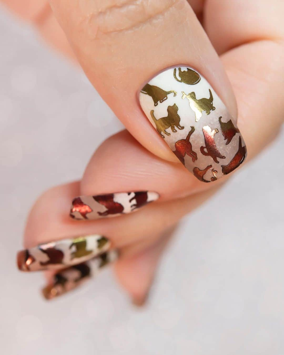 Sveta Sandersさんのインスタグラム写真 - (Sveta SandersInstagram)「Nail art using @whatsupnails products. Stamping plate B047, Gold Chrome Powder, Fire Red Powder. #whatsupnails」8月2日 2時28分 - sveta_sanders