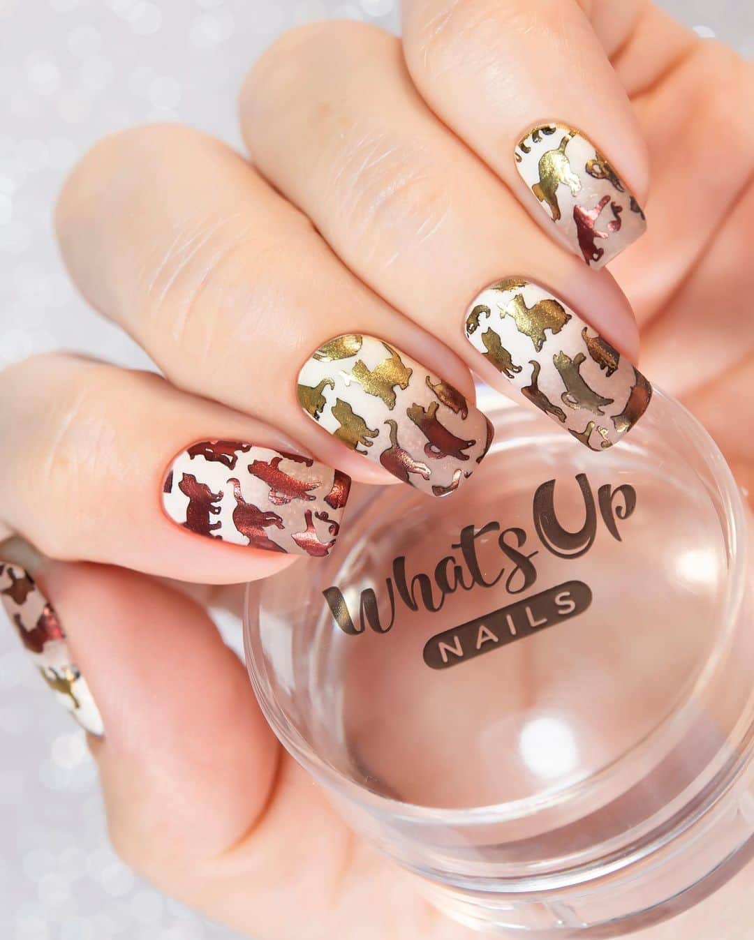 Sveta Sandersのインスタグラム：「Nail art using @whatsupnails products. Stamping plate B047, Gold Chrome Powder, Fire Red Powder. #whatsupnails」