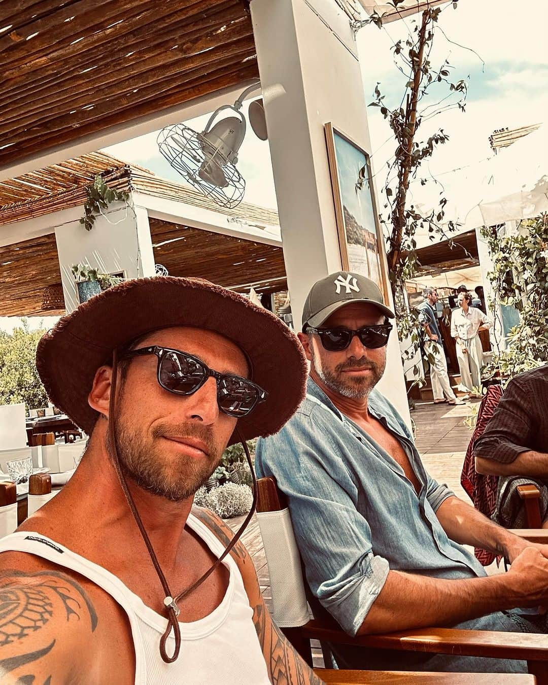 クラウディオ・マルキジオさんのインスタグラム写真 - (クラウディオ・マルキジオInstagram)「Keep calm ⚠️ I have the wall behind me 😏 #friends #lunchbreak #sardinia #nikkibeach #acdc #thunderstruck #blackandwhite」8月2日 2時37分 - marchisiocla8