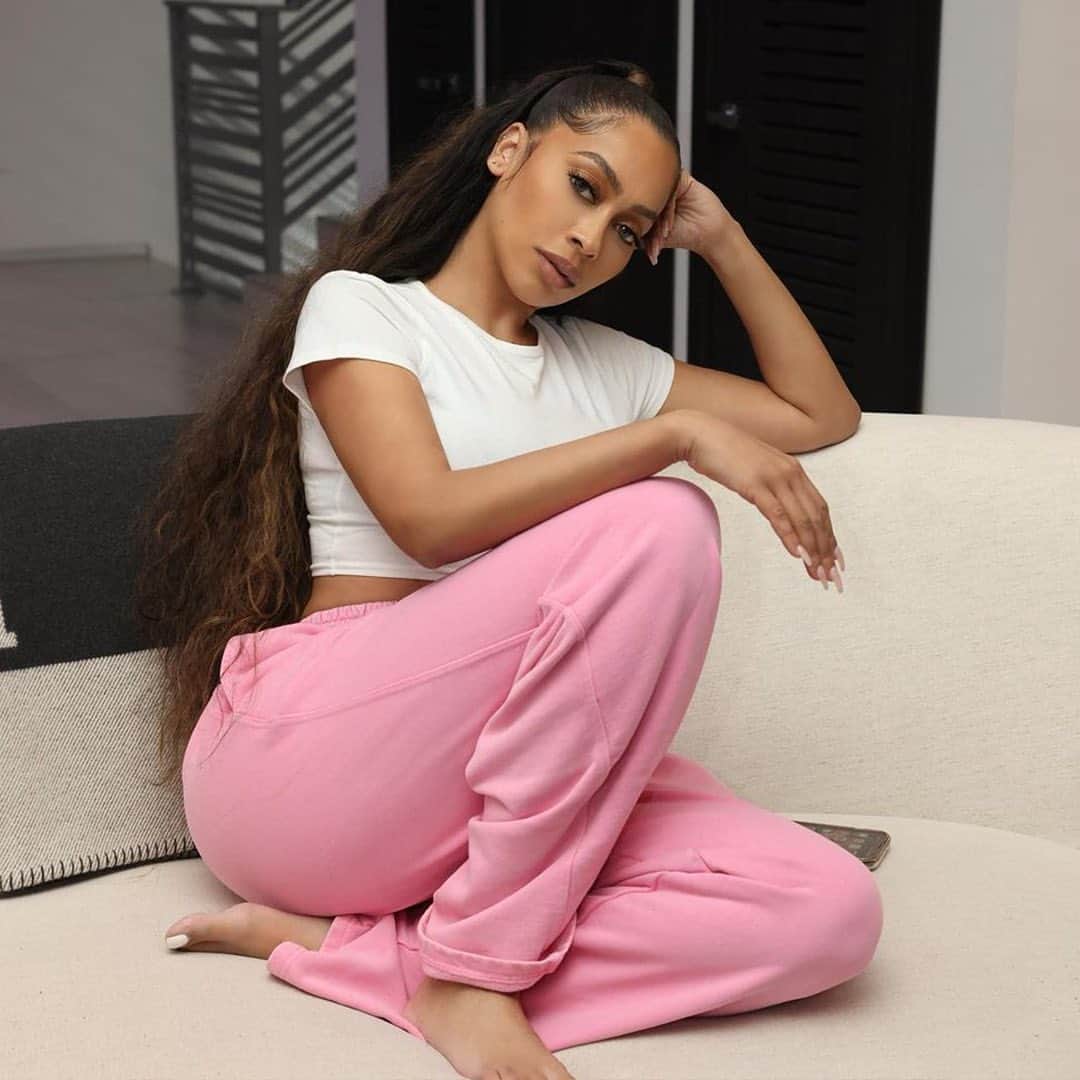 ラ・ラ・アンソニーのインスタグラム：「This National Black Business Month, I’m partnering with @nowandlatercandy to shine a light on a few of my favorite Black-owned self-care brands. Swipe right to see the businesses that help me take a pause NOW so I can hustle LATER. To kick off the month, Now and Later is granting each of these 5 businesses $10K to help fuel these entrepreneurs’ dreams. Be sure to check out their pages. What are some of your favorite Black-owned businesses? #PauseNowHustleLater #SupportBlackBusiness #ad」