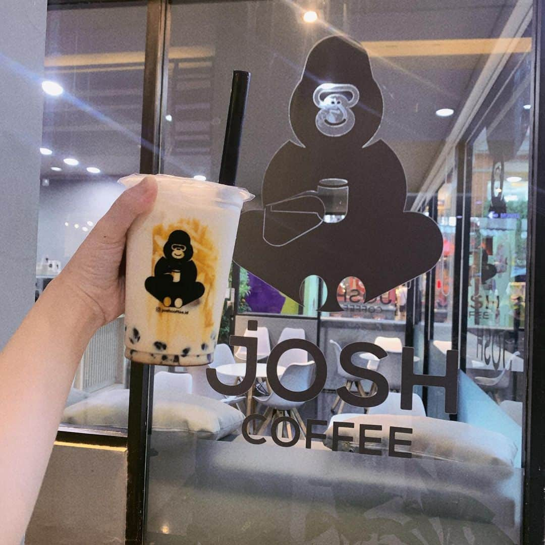 瀬乃ひなたのインスタグラム：「BALI【JOSH COFFEE】 . . タピオカ屋さん🧋 海外って結構抹茶味あるんだよね🤔 . 私は黒糖カフェオレにした🐻‍❄️ . . . . . . .  #bali #baliindonesia #indonesia #balitrip  #バリ #バリ旅行　#✈️ #旅行　#海外旅行　#travel #trip  #たびすたぐらむ #バリ島 #バリ島旅行  #🏝️ #カフェ　#cafe #かふぇ  #かふぇすたぐらむ #バリ　#baliindonesia #bali #バリカフェ  #バリcafe 　　#たべすたぐらむ #カフェ好きな人と繋がりたい #カフェ巡り #カフェ活  #カフェスタグラム カフェ  #カフェ時間 #オシャレカフェ #カフェ好きさんと繋がりたい　#ワイのグルメ記録」