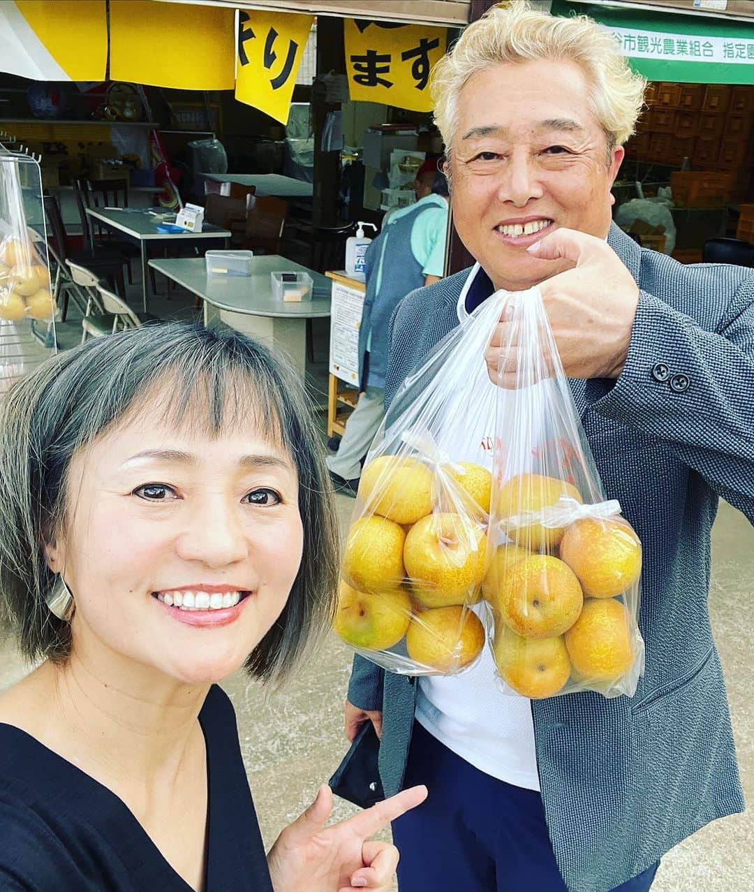 橋本志穂さんのインスタグラム写真 - (橋本志穂Instagram)「鎌ヶ谷に行ったの。 梨の産地❣️ あちこちにお土産屋さんがあるけど最初に見つけた梨農園に入った。 幸水がこんな入って500円❣️ 小玉だけど、美味しかった〜  高速の入り口に向かって走るとまだまだたくさんの梨直売所が‼️  幸水も豊水もどちらも売ってる直売所もあったのー😳 気付いた時は既に2袋買ってた。 両方売ってるお店で 半分ずつ買えばよかったなー。  #梨 #直売所」8月2日 2時35分 - shihohashimoto3