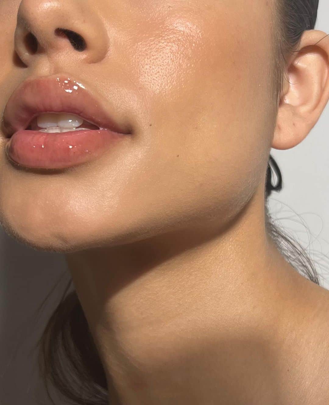 Kylie Cosmeticsさんのインスタグラム写真 - (Kylie CosmeticsInstagram)「wet lips for summer 💦 featuring our new gloss drip shade in playfully pink 😘」8月2日 2時39分 - kyliecosmetics