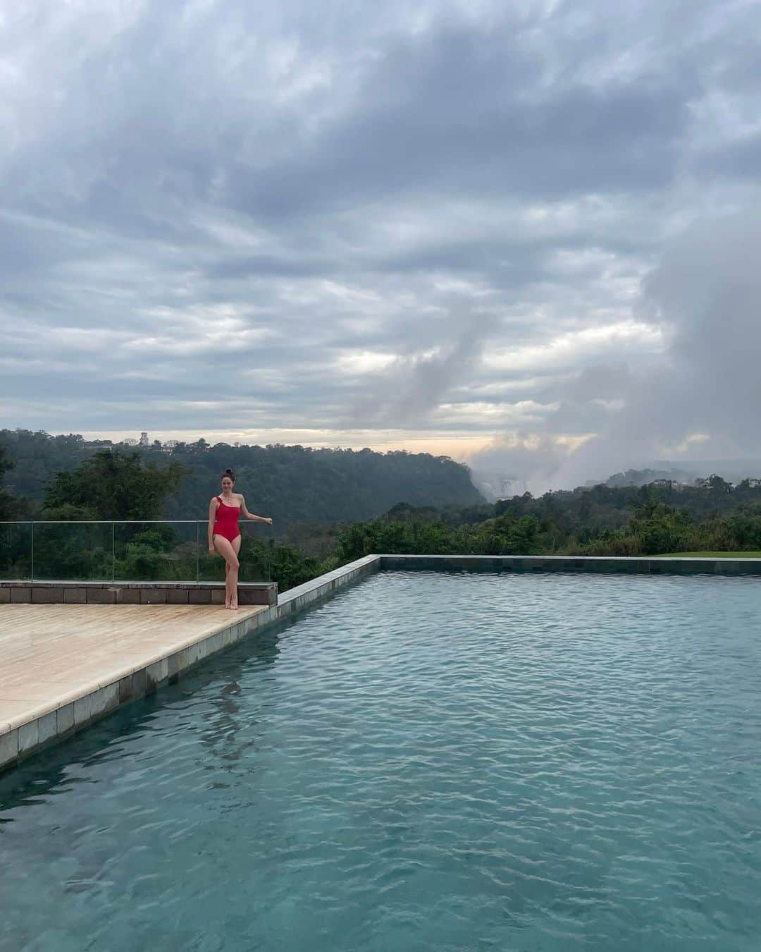 カヤ・スコデラリオさんのインスタグラム写真 - (カヤ・スコデラリオInstagram)「The cheesy tourist selfies don’t do it justice…   Beyond grateful to get to see such incredible natural beauty in person & share these memories with my family.   Iguazu Falls you have my heart 🤍」8月2日 2時45分 - kayascods