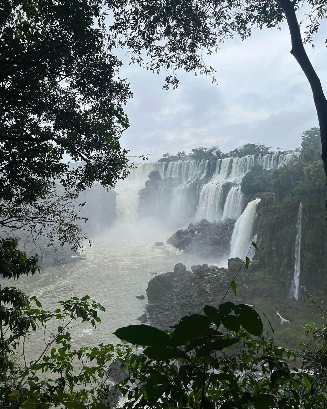 カヤ・スコデラリオさんのインスタグラム写真 - (カヤ・スコデラリオInstagram)「The cheesy tourist selfies don’t do it justice…   Beyond grateful to get to see such incredible natural beauty in person & share these memories with my family.   Iguazu Falls you have my heart 🤍」8月2日 2時45分 - kayascods