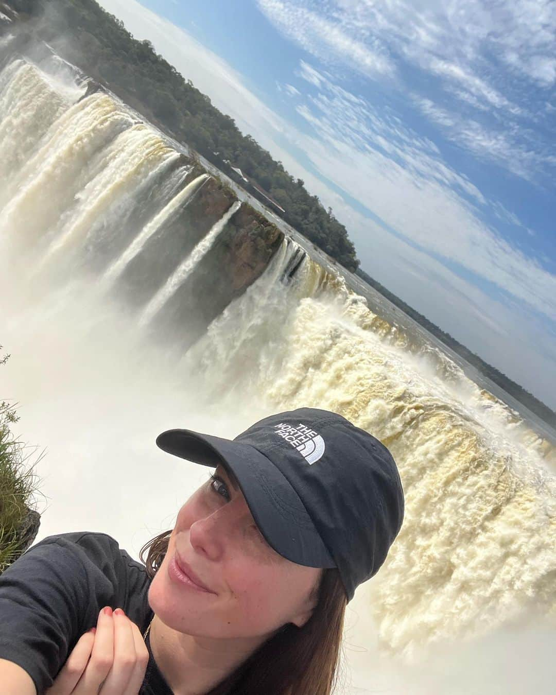 カヤ・スコデラリオさんのインスタグラム写真 - (カヤ・スコデラリオInstagram)「The cheesy tourist selfies don’t do it justice…   Beyond grateful to get to see such incredible natural beauty in person & share these memories with my family.   Iguazu Falls you have my heart 🤍」8月2日 2時45分 - kayascods