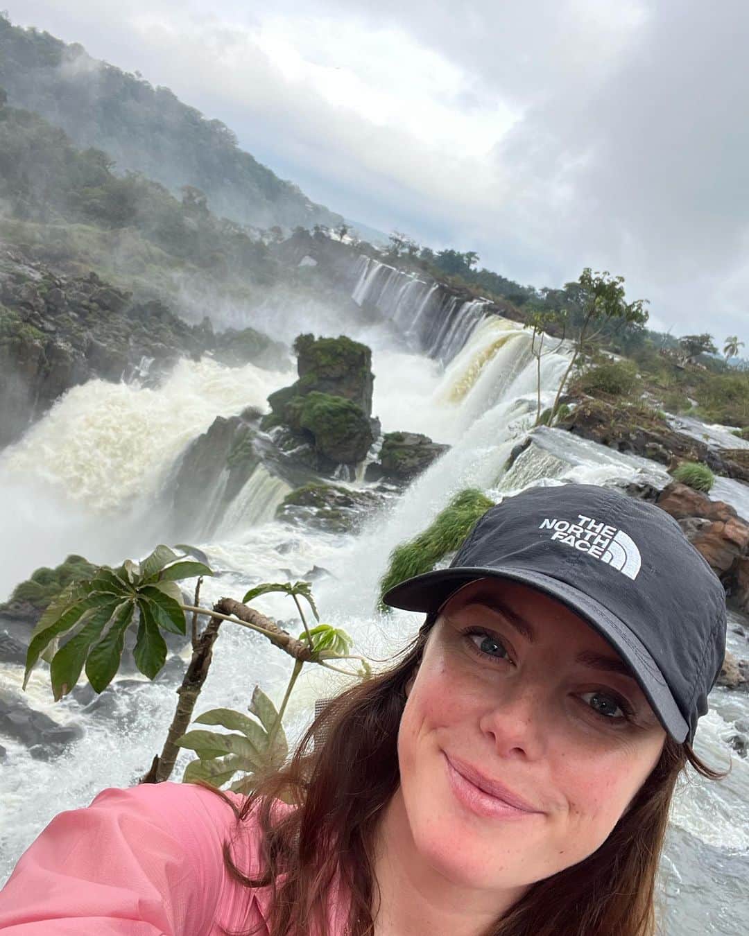 カヤ・スコデラリオのインスタグラム：「The cheesy tourist selfies don’t do it justice…   Beyond grateful to get to see such incredible natural beauty in person & share these memories with my family.   Iguazu Falls you have my heart 🤍」