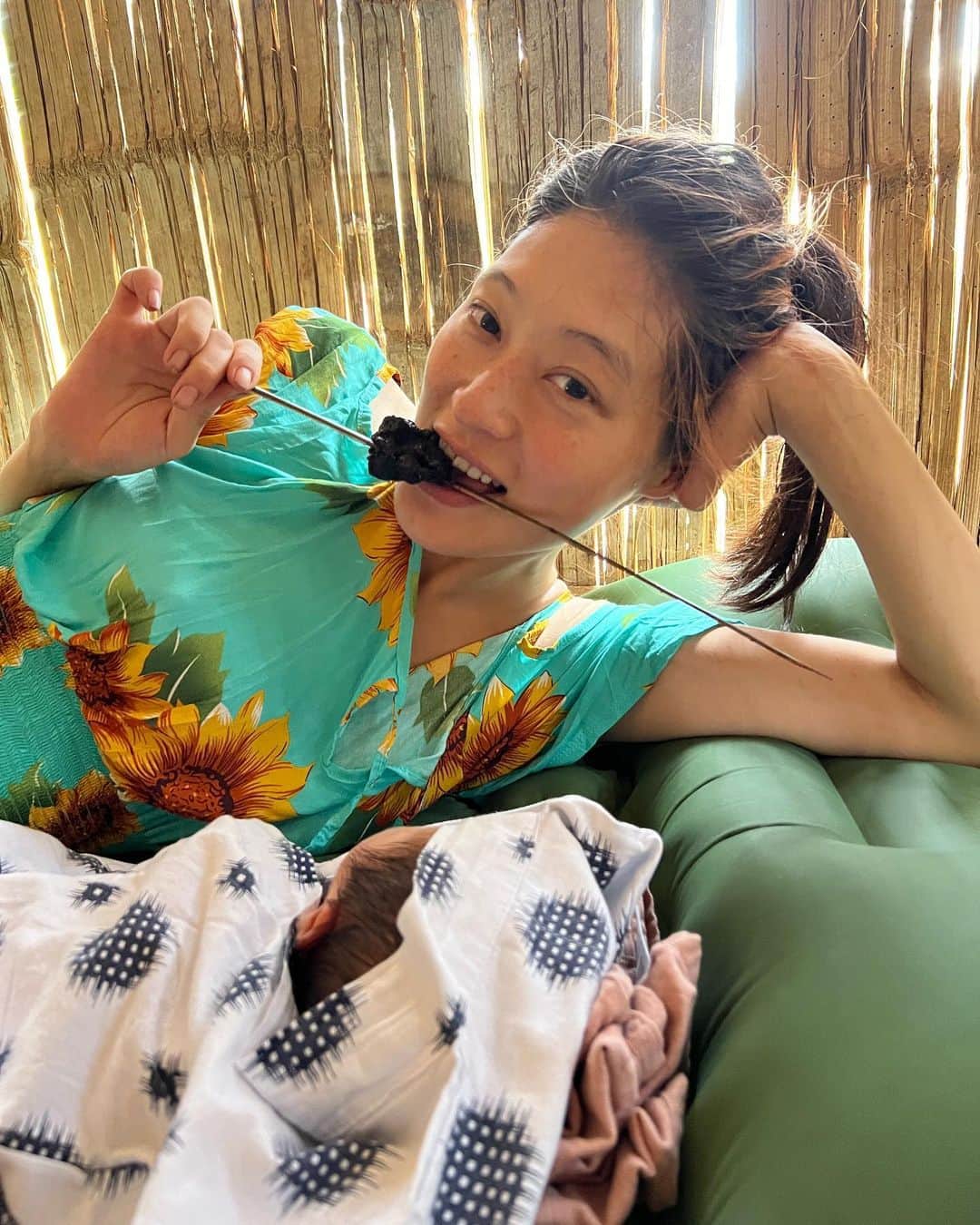 コムアイのインスタグラム：「Dear friends😊  Late night Jul 22 me and @akimiota finally heard the voice of our first child 👦🏻 !  Thank you thank you thank you for your prayer and love, all of you helped me mentally in difficult time. It was not easy process at all but I have recovered now🐒💫  I wanna write detail endless but next time. I go back to serve my tasty milk for newborn creature!🤱🏻💕  (Photo: baby watching mum eating her placenta “asada amazonica”😆)  親愛なるみなさんへ  7月22日夜遅く、予定日ぴったりに赤子の頭がお腹からずるっと出てきて、ふぇー！ふぁー！と鳴いている声を聴くことができました。  本当に本当に、みなさんが安産を祈願してくださったおかげだと思っています。私たちの健康を気にかけてくださり、心から感謝しています。  お産の疲れで呆然としながら、本当に人間の赤子がでてきたことがすごすぎて、ただ泣きながら頭を触っていました。光海くんもカメラ持ちながら号泣していて、二人で登って山頂ですごいものを観たような感じがしました。  陣痛が来た時、どうしても用事があり違う町にいて、川を上って村へ帰るため3時間と4時間のボートの上で陣痛に耐えるところから始まり、お産も１時間でするっと、とか思ってたら何日もかかりました。でも母体ってこの期間どんなボロボロなっても底力があってありえないことができてしまうんだと体感できました。  心から尊敬し信頼するワンピス族の産婆さんのアニータはもうずっと生活のお世話になっていて母のような祖母のような存在で、アニータと光海くんがお産の最後まで、絶対産めるから！一歩ずつ進んでるよ！近いよ！という態度でい続けてくれたことで、信じ続けることができました。  笑ってしまうようなこともいろいろあったけど、いったん乳あげマンに戻り、大事な生活を楽しみ、またご報告します！  (写真は胎盤を薪火で焼いてもらったのを食べているところ。生も焼きもめちゃくちゃ美味しかった！)」